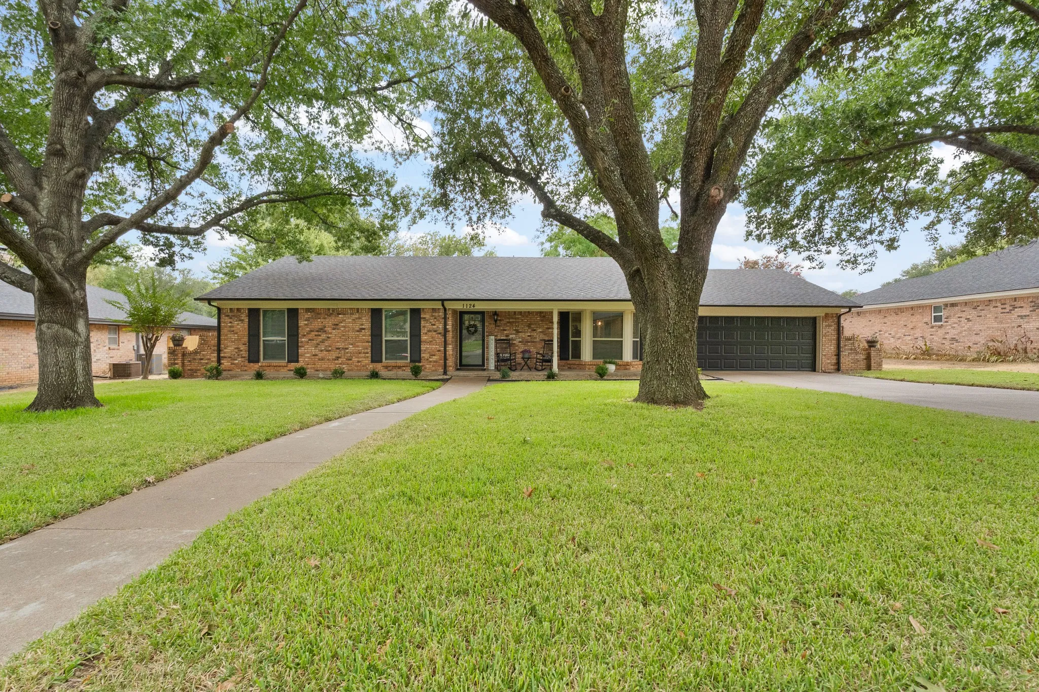 Single Family Residence For Sale in Johnson County , 1124 Green River Trail, Cleburne, Texas 76033, 4 Bedroom, 2 Bathroom, 2 Garage spaces, 1,644 Sqft, built in 1975, mls#21374241, Real Estate Agent in Cleburne, Homes For Sale in Johnson county, Homes For Sale in Cleburne, Realtor in Cleburne Texas, Real Estate Brokerage Independent Realty Texas, Luminita Cordes Realtor
