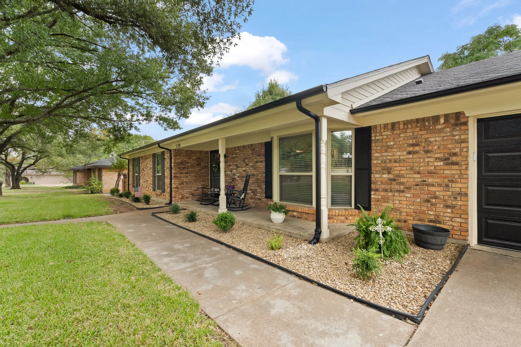 Single Family Residence For Sale in Johnson County , 1124 Green River Trail, Cleburne, Texas 76033, 4 Bedroom, 2 Bathroom, 2 Garage spaces, 1,644 Sqft, built in 1975, mls#21374241, Real Estate Agent in Cleburne, Homes For Sale in Johnson county, Homes For Sale in Cleburne, Realtor in Cleburne Texas, Real Estate Brokerage Independent Realty Texas, Luminita Cordes Realtor