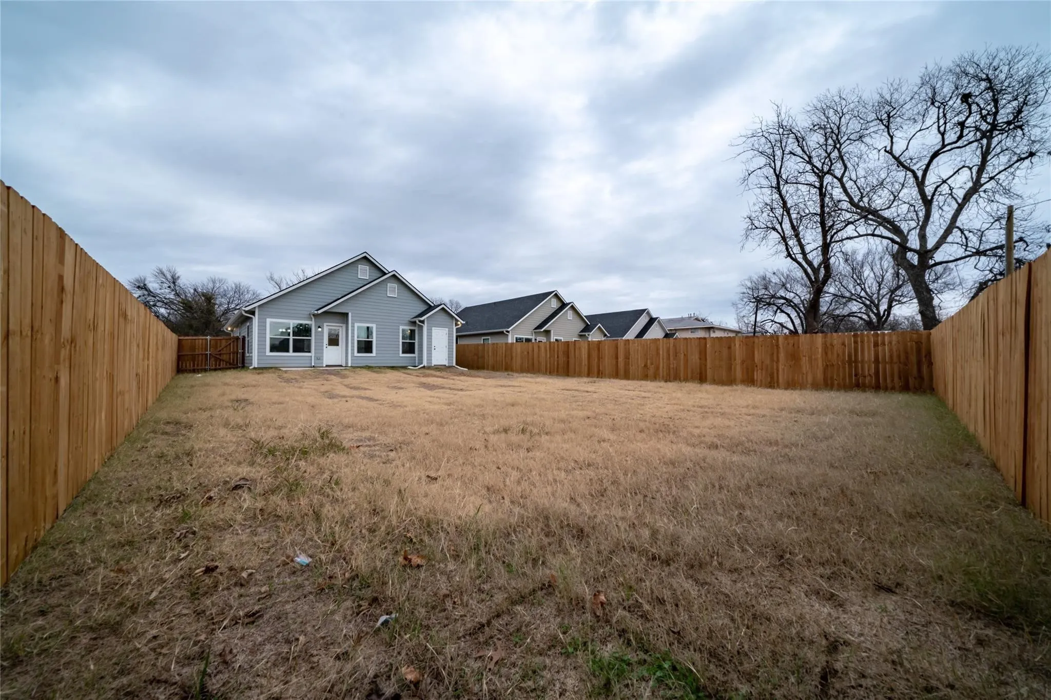 Single Family Residence For Rent in Grayson County , 1030 W Gandy, Denison, Texas 75020, 3 Bedroom, 2 Bathroom, Garage spaces, 1,277 Sqft, built in 2018, mls#21374255, Real Estate Agent in Denison, Homes For Rent in Grayson county, Homes For Rent in Denison, Realtor in Denison Texas, Real Estate Brokerage Independent Realty Texas, Luminita Cordes Realtor