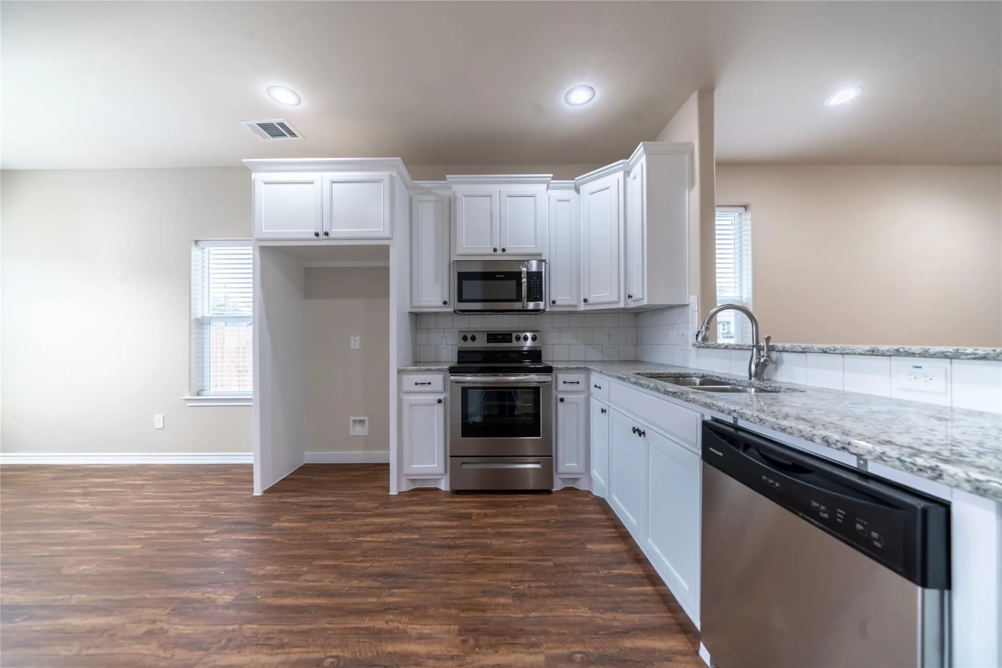 Single Family Residence For Rent in Grayson County , 1030 W Gandy, Denison, Texas 75020, 3 Bedroom, 2 Bathroom, Garage spaces, 1,277 Sqft, built in 2018, mls#21374255, Real Estate Agent in Denison, Homes For Rent in Grayson county, Homes For Rent in Denison, Realtor in Denison Texas, Real Estate Brokerage Independent Realty Texas, Luminita Cordes Realtor