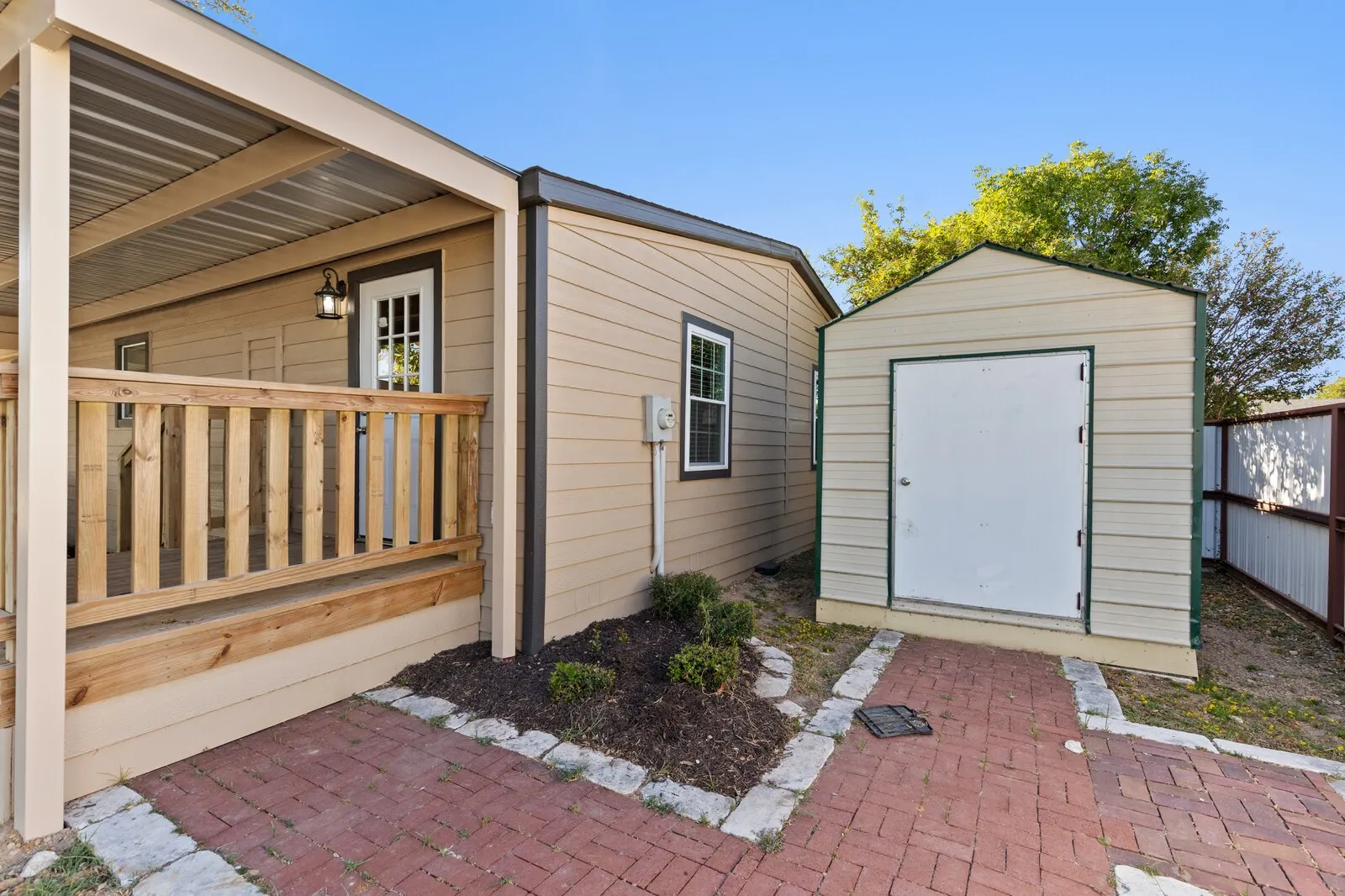 Manufactured Home For Sale in Mc Lennan County , 4514 Circle C Drive, Bellmead, Texas 76705, 3 Bedroom, 2 Bathroom, Garage spaces, 1,440 Sqft, built in 2002, mls#21359768, Real Estate Agent in Bellmead, Homes For Sale in Mc Lennan county, Homes For Sale in Bellmead, Realtor in Bellmead Texas, Real Estate Brokerage Independent Realty Texas, Luminita Cordes Realtor