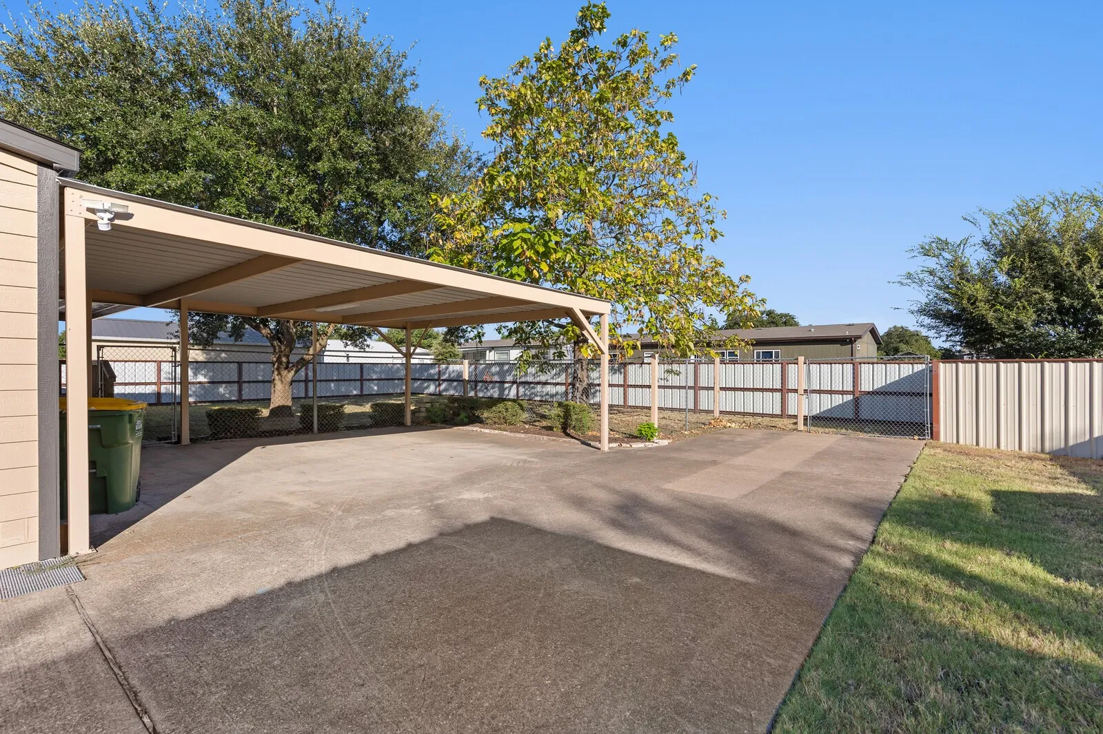 Manufactured Home For Sale in Mc Lennan County , 4514 Circle C Drive, Bellmead, Texas 76705, 3 Bedroom, 2 Bathroom, Garage spaces, 1,440 Sqft, built in 2002, mls#21359768, Real Estate Agent in Bellmead, Homes For Sale in Mc Lennan county, Homes For Sale in Bellmead, Realtor in Bellmead Texas, Real Estate Brokerage Independent Realty Texas, Luminita Cordes Realtor