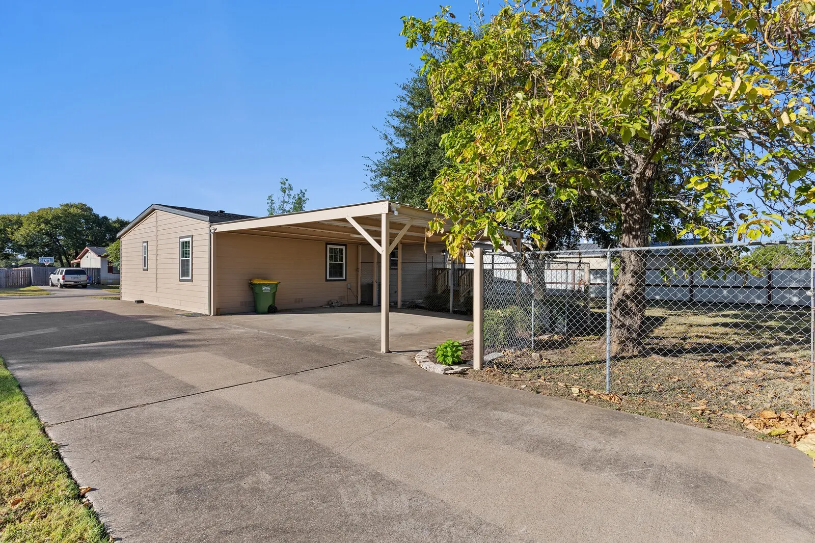 Manufactured Home For Sale in Mc Lennan County , 4514 Circle C Drive, Bellmead, Texas 76705, 3 Bedroom, 2 Bathroom, Garage spaces, 1,440 Sqft, built in 2002, mls#21359768, Real Estate Agent in Bellmead, Homes For Sale in Mc Lennan county, Homes For Sale in Bellmead, Realtor in Bellmead Texas, Real Estate Brokerage Independent Realty Texas, Luminita Cordes Realtor