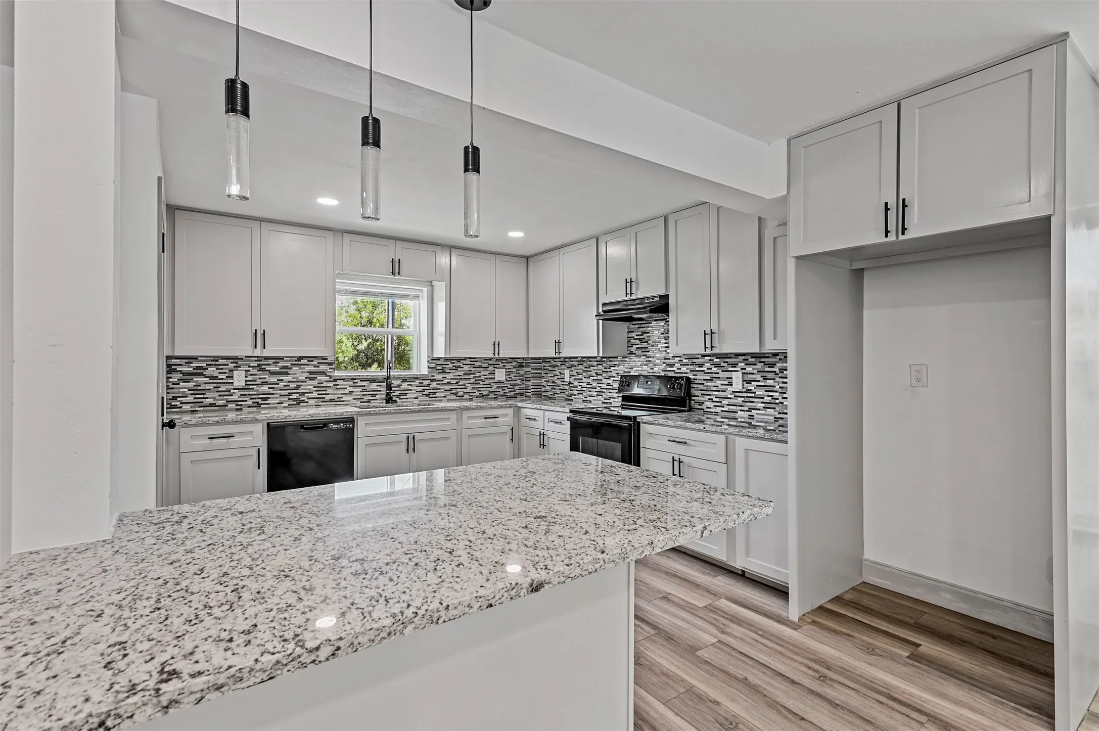 Single Family Residence For Rent in Wise County , 158 Lakeshore Drive, Runaway Bay, Texas 76426, 5 Bedroom, 4 Bathroom, Garage spaces, 2,870 Sqft, built in 1989, mls#21374182, Real Estate Agent in Runaway Bay, Homes For Rent in Wise county, Homes For Rent in Runaway Bay, Realtor in Runaway Bay Texas, Real Estate Brokerage Independent Realty Texas, Luminita Cordes Realtor