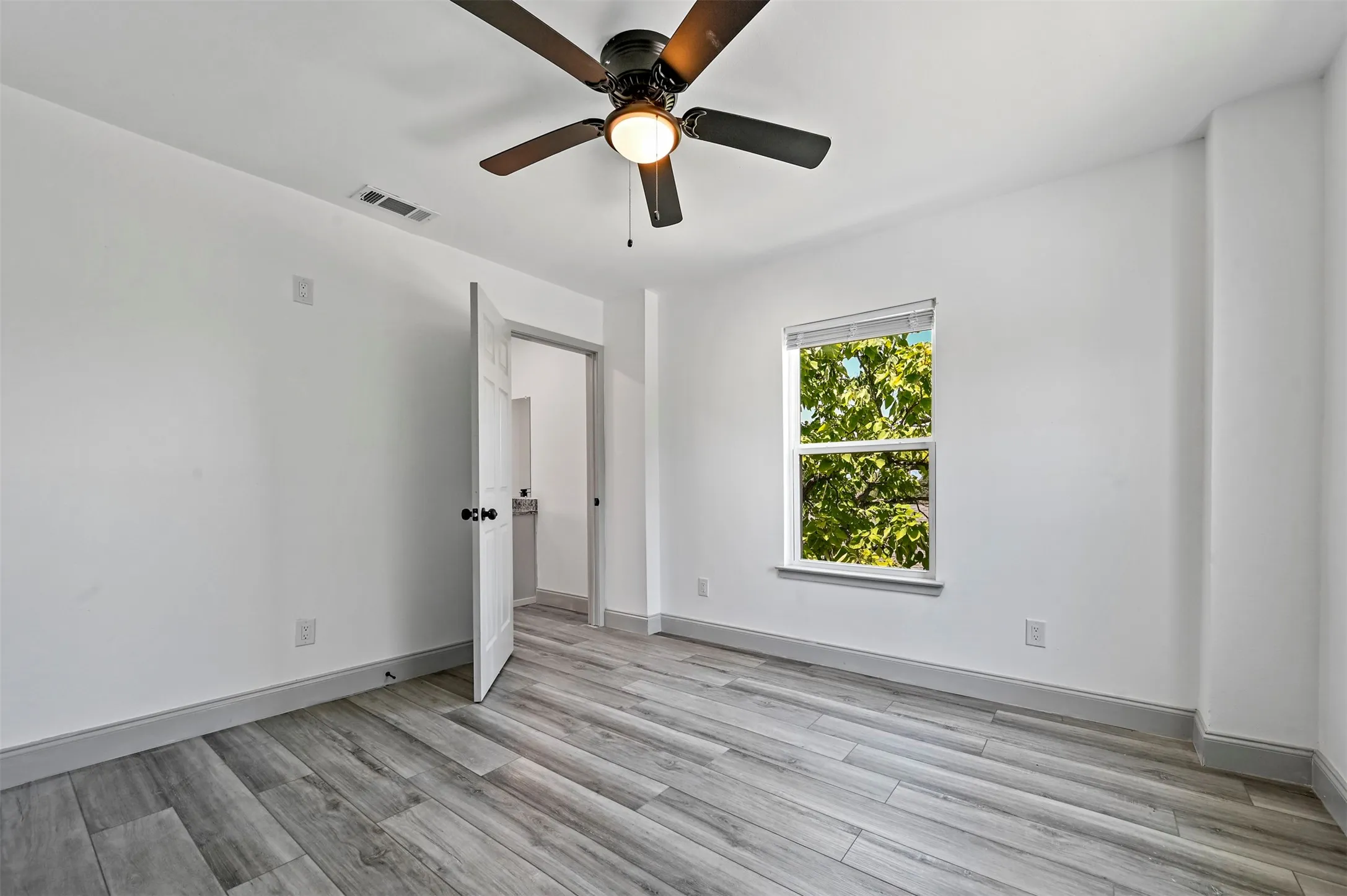 Single Family Residence For Rent in Wise County , 158 Lakeshore Drive, Runaway Bay, Texas 76426, 5 Bedroom, 4 Bathroom, Garage spaces, 2,870 Sqft, built in 1989, mls#21374182, Real Estate Agent in Runaway Bay, Homes For Rent in Wise county, Homes For Rent in Runaway Bay, Realtor in Runaway Bay Texas, Real Estate Brokerage Independent Realty Texas, Luminita Cordes Realtor