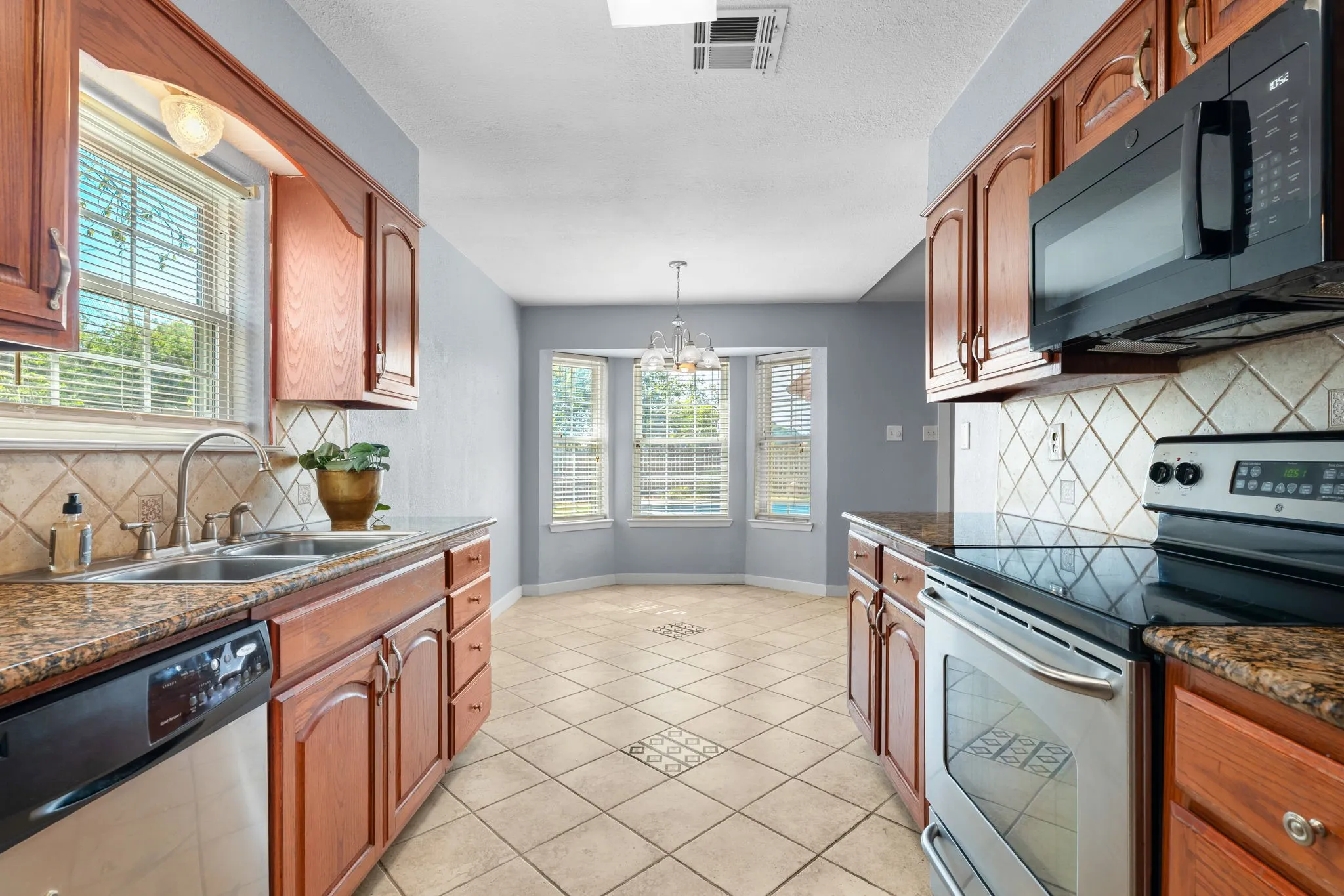 Single Family Residence For Sale in Mc Lennan County , 605 Angel Fire Drive, Hewitt, Texas 76643, 3 Bedroom, 2 Bathroom, 2 Garage spaces, 1,741 Sqft, built in 1983, mls#21373840, Real Estate Agent in Hewitt, Homes For Sale in Mc Lennan county, Homes For Sale in Hewitt, Realtor in Hewitt Texas, Real Estate Brokerage Independent Realty Texas, Luminita Cordes Realtor