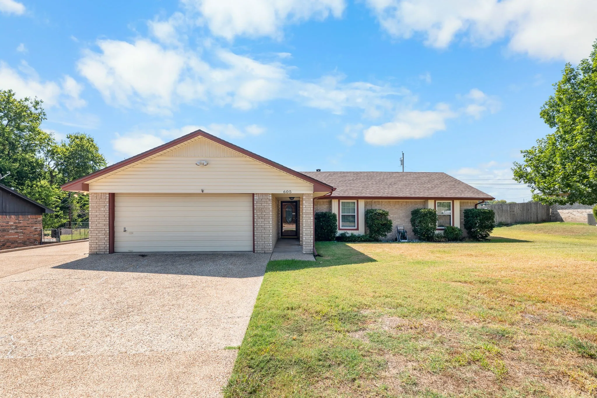 Single Family Residence For Sale in Mc Lennan County , 605 Angel Fire Drive, Hewitt, Texas 76643, 3 Bedroom, 2 Bathroom, 2 Garage spaces, 1,741 Sqft, built in 1983, mls#21373840, Real Estate Agent in Hewitt, Homes For Sale in Mc Lennan county, Homes For Sale in Hewitt, Realtor in Hewitt Texas, Real Estate Brokerage Independent Realty Texas, Luminita Cordes Realtor