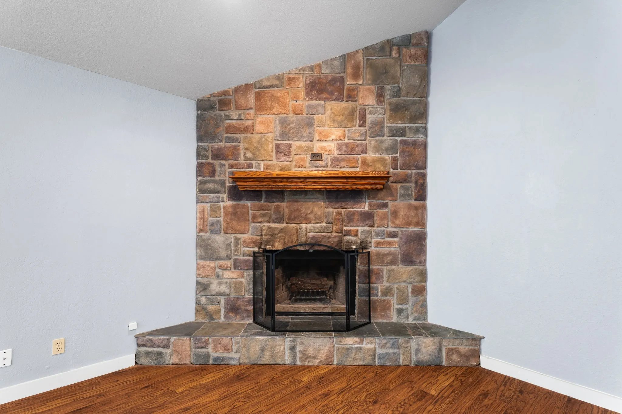 Single Family Residence For Sale in Mc Lennan County , 605 Angel Fire Drive, Hewitt, Texas 76643, 3 Bedroom, 2 Bathroom, 2 Garage spaces, 1,741 Sqft, built in 1983, mls#21373840, Real Estate Agent in Hewitt, Homes For Sale in Mc Lennan county, Homes For Sale in Hewitt, Realtor in Hewitt Texas, Real Estate Brokerage Independent Realty Texas, Luminita Cordes Realtor