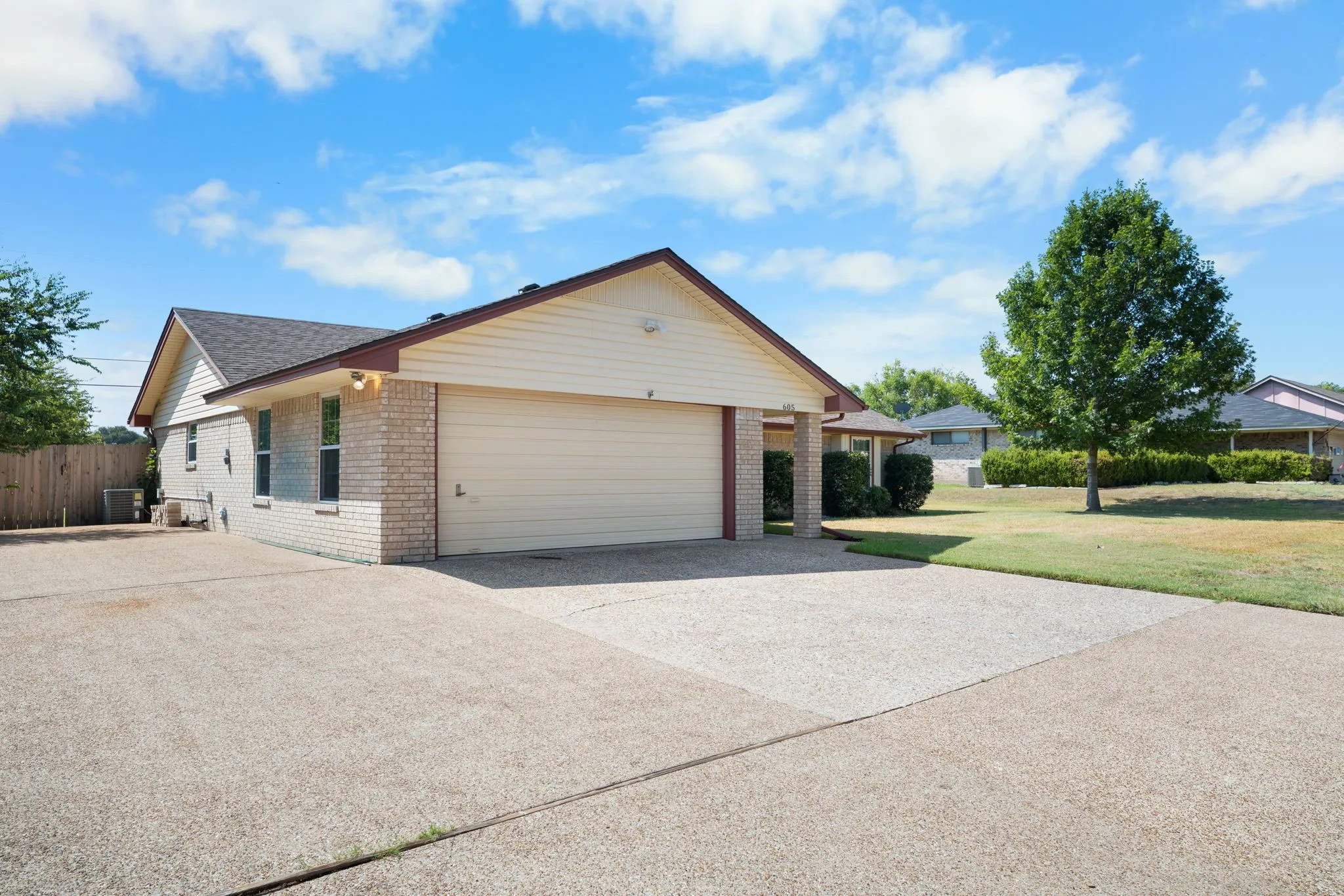Single Family Residence For Sale in Mc Lennan County , 605 Angel Fire Drive, Hewitt, Texas 76643, 3 Bedroom, 2 Bathroom, 2 Garage spaces, 1,741 Sqft, built in 1983, mls#21373840, Real Estate Agent in Hewitt, Homes For Sale in Mc Lennan county, Homes For Sale in Hewitt, Realtor in Hewitt Texas, Real Estate Brokerage Independent Realty Texas, Luminita Cordes Realtor