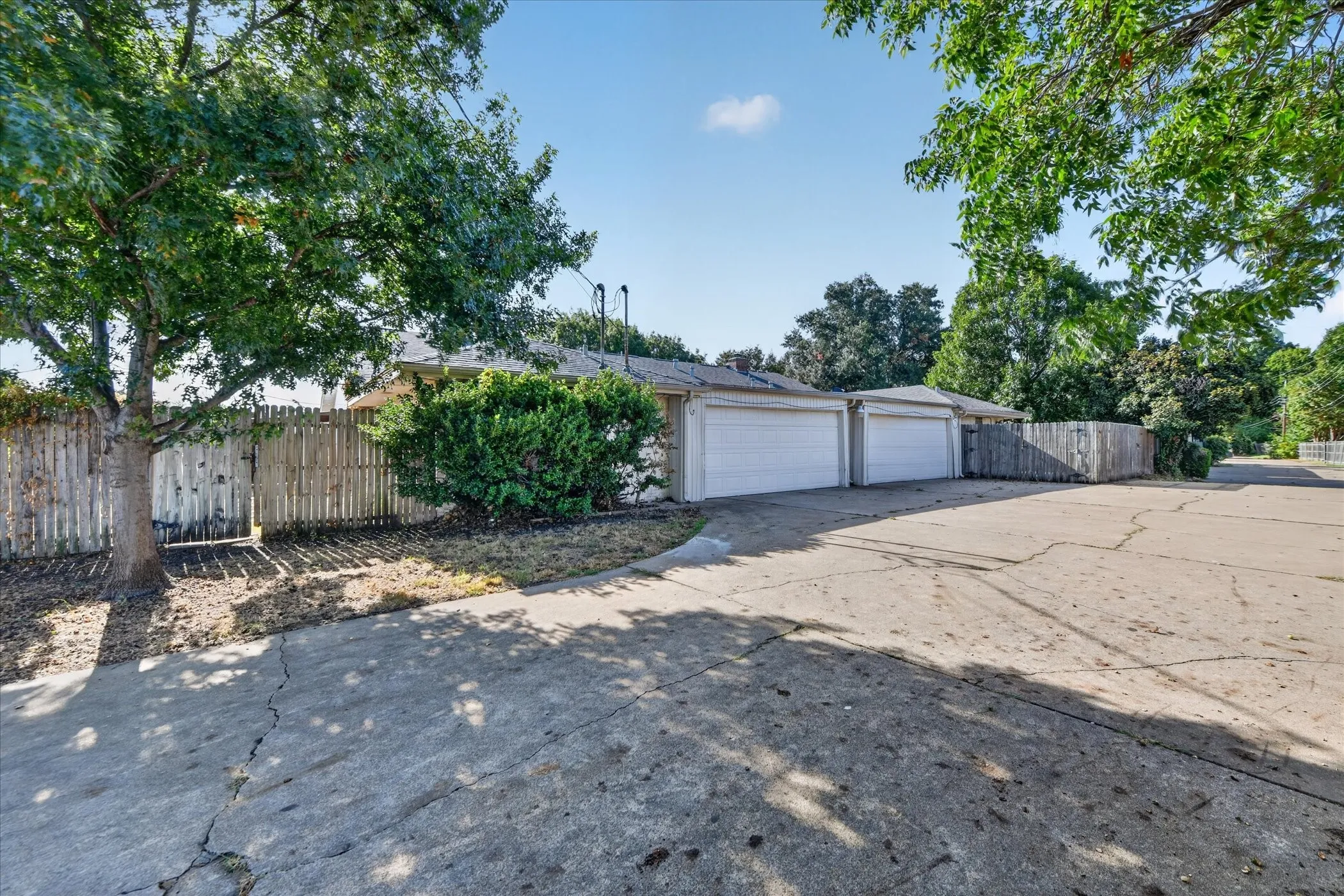 Single Family Residence For Rent in Tarrant County , 4900 Inverness Avenue, Fort Worth, Texas 76132, 3 Bedroom, 2 Bathroom, 2 Garage spaces, 1,698 Sqft, built in 1968, mls#21344959, Real Estate Agent in Fort Worth, Homes For Rent in Tarrant county, Homes For Rent in Fort Worth, Realtor in Fort Worth Texas, Real Estate Brokerage Independent Realty Texas, Luminita Cordes Realtor
