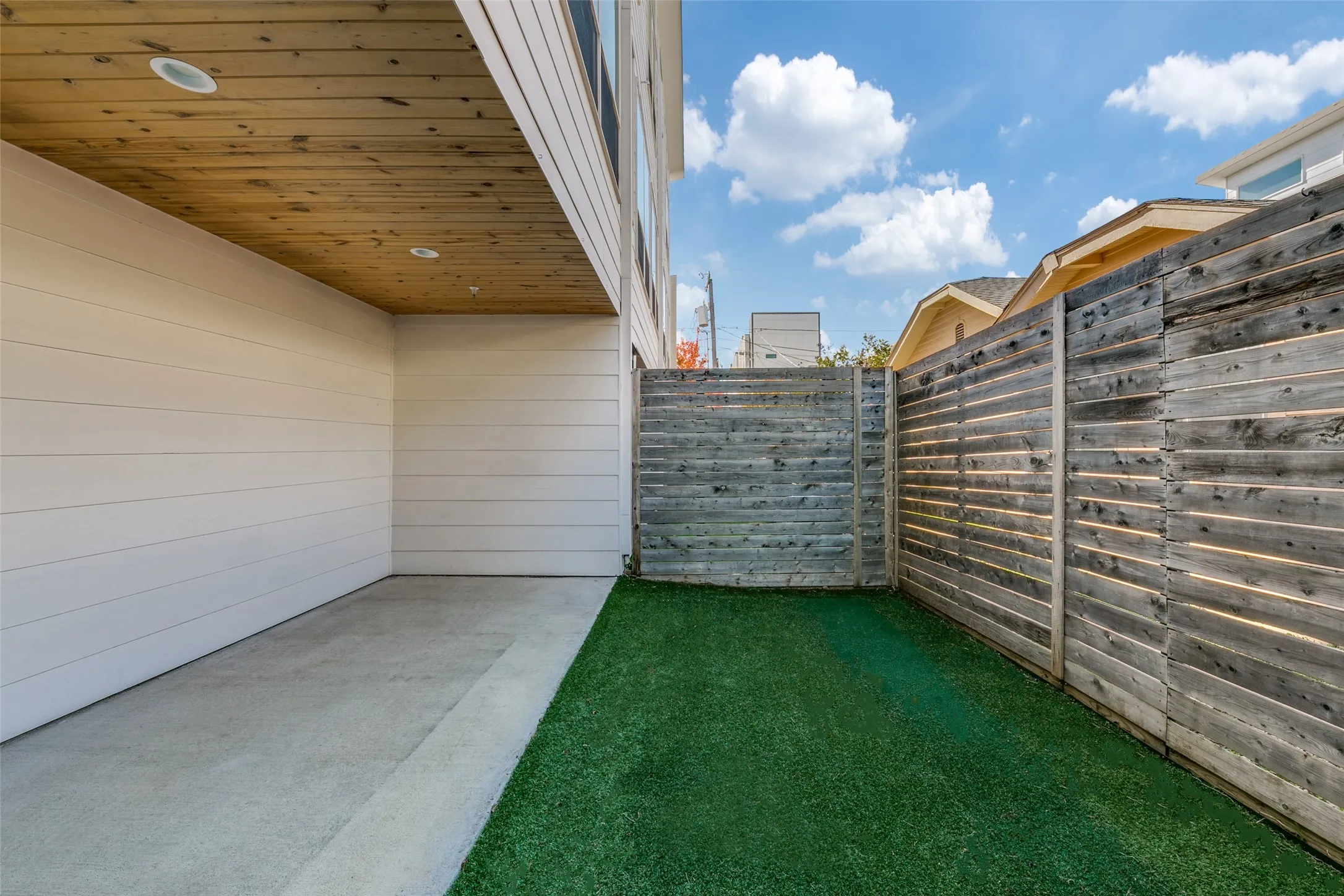 Townhouse For Rent in Dallas County , 5927 Lindell Avenue 104, Dallas, Texas 75206, 2 Bedroom, 3 Bathroom, 2 Garage spaces, 1,440 Sqft, built in 2019, mls#21374265, Real Estate Agent in Dallas, Homes For Rent in Dallas county, Homes For Rent in Dallas, Realtor in Dallas Texas, Real Estate Brokerage Independent Realty Texas, Luminita Cordes Realtor
