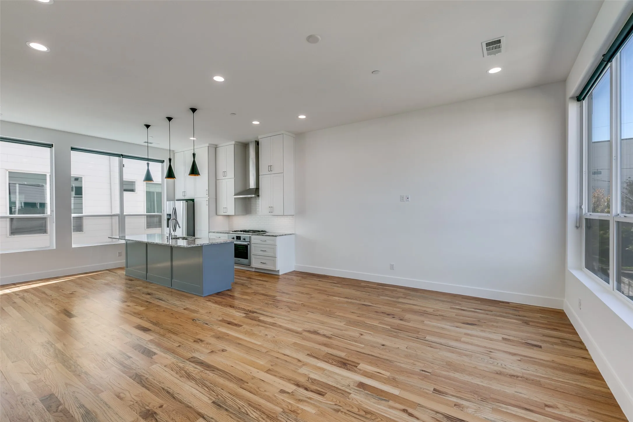 Townhouse For Rent in Dallas County , 5927 Lindell Avenue 104, Dallas, Texas 75206, 2 Bedroom, 3 Bathroom, 2 Garage spaces, 1,440 Sqft, built in 2019, mls#21374265, Real Estate Agent in Dallas, Homes For Rent in Dallas county, Homes For Rent in Dallas, Realtor in Dallas Texas, Real Estate Brokerage Independent Realty Texas, Luminita Cordes Realtor