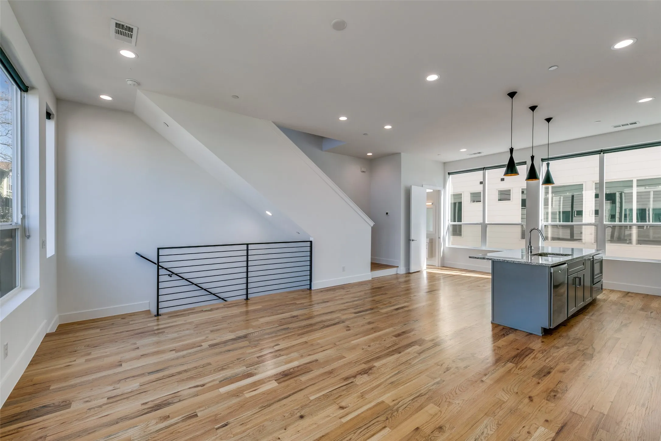 Townhouse For Rent in Dallas County , 5927 Lindell Avenue 104, Dallas, Texas 75206, 2 Bedroom, 3 Bathroom, 2 Garage spaces, 1,440 Sqft, built in 2019, mls#21374265, Real Estate Agent in Dallas, Homes For Rent in Dallas county, Homes For Rent in Dallas, Realtor in Dallas Texas, Real Estate Brokerage Independent Realty Texas, Luminita Cordes Realtor