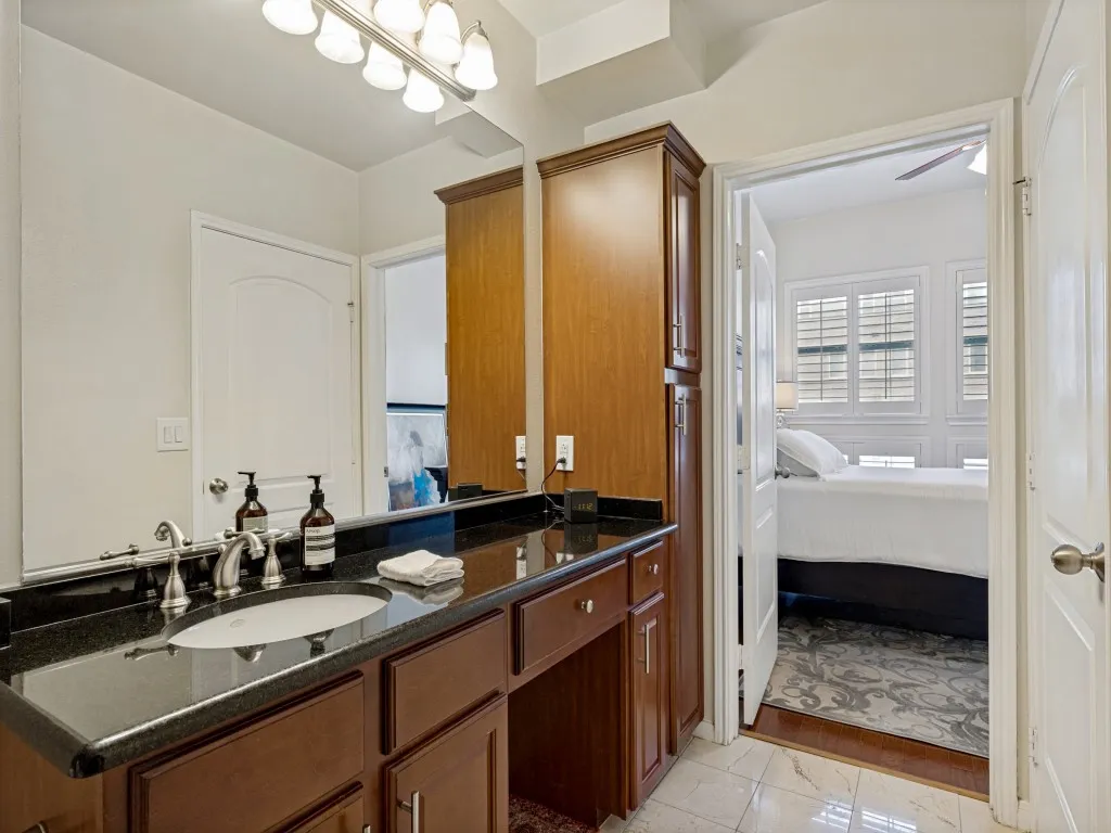 Condominium For Sale in Dallas County , 3225 Turtle Creek Boulevard 318, Dallas, Texas 75219, 1 Bedroom, 1 Bathroom, 2 Garage spaces, 834 Sqft, built in 1998, mls#21374192, Real Estate Agent in Dallas, Homes For Sale in Dallas county, Homes For Sale in Dallas, Realtor in Dallas Texas, Real Estate Brokerage Independent Realty Texas, Luminita Cordes Realtor