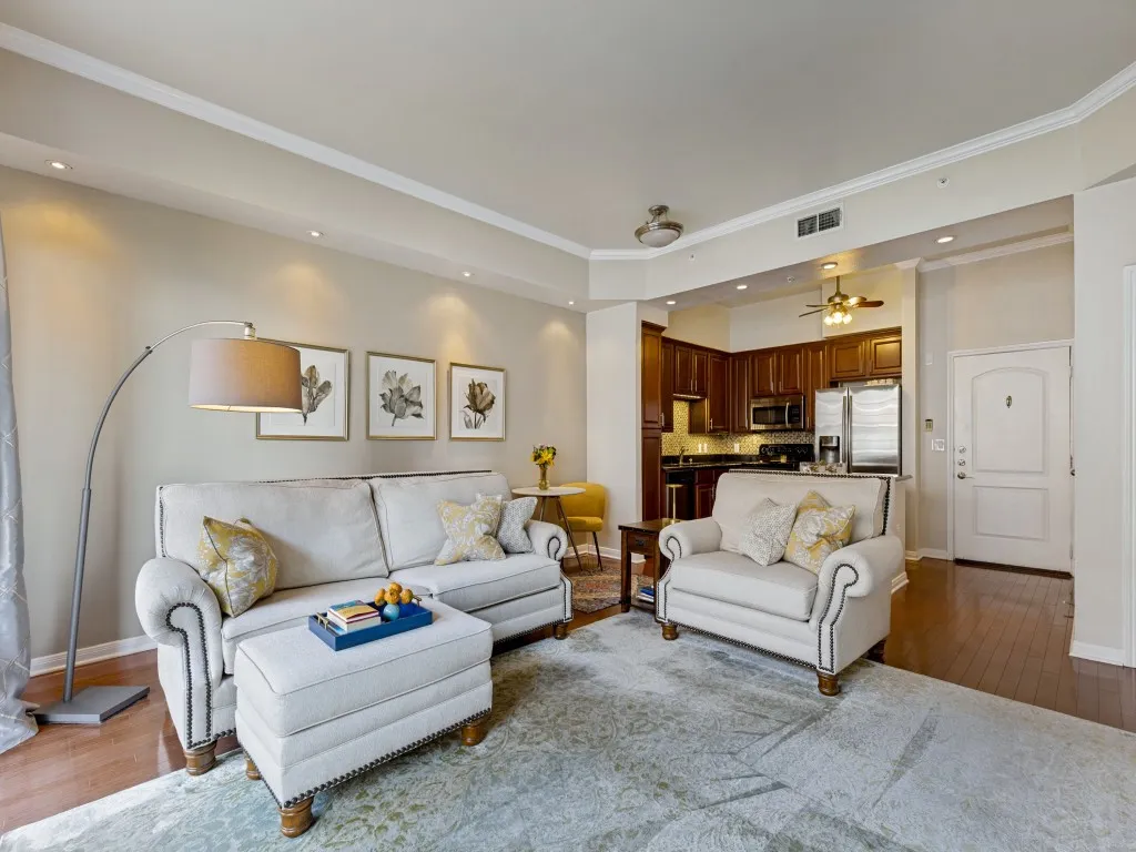 Condominium For Sale in Dallas County , 3225 Turtle Creek Boulevard 318, Dallas, Texas 75219, 1 Bedroom, 1 Bathroom, 2 Garage spaces, 834 Sqft, built in 1998, mls#21374192, Real Estate Agent in Dallas, Homes For Sale in Dallas county, Homes For Sale in Dallas, Realtor in Dallas Texas, Real Estate Brokerage Independent Realty Texas, Luminita Cordes Realtor