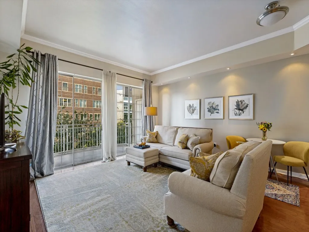 Condominium For Sale in Dallas County , 3225 Turtle Creek Boulevard 318, Dallas, Texas 75219, 1 Bedroom, 1 Bathroom, 2 Garage spaces, 834 Sqft, built in 1998, mls#21374192, Real Estate Agent in Dallas, Homes For Sale in Dallas county, Homes For Sale in Dallas, Realtor in Dallas Texas, Real Estate Brokerage Independent Realty Texas, Luminita Cordes Realtor