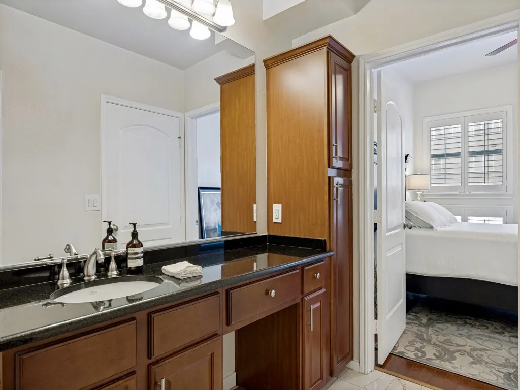 Condominium For Sale in Dallas County , 3225 Turtle Creek Boulevard 318, Dallas, Texas 75219, 1 Bedroom, 1 Bathroom, 2 Garage spaces, 834 Sqft, built in 1998, mls#21374192, Real Estate Agent in Dallas, Homes For Sale in Dallas county, Homes For Sale in Dallas, Realtor in Dallas Texas, Real Estate Brokerage Independent Realty Texas, Luminita Cordes Realtor