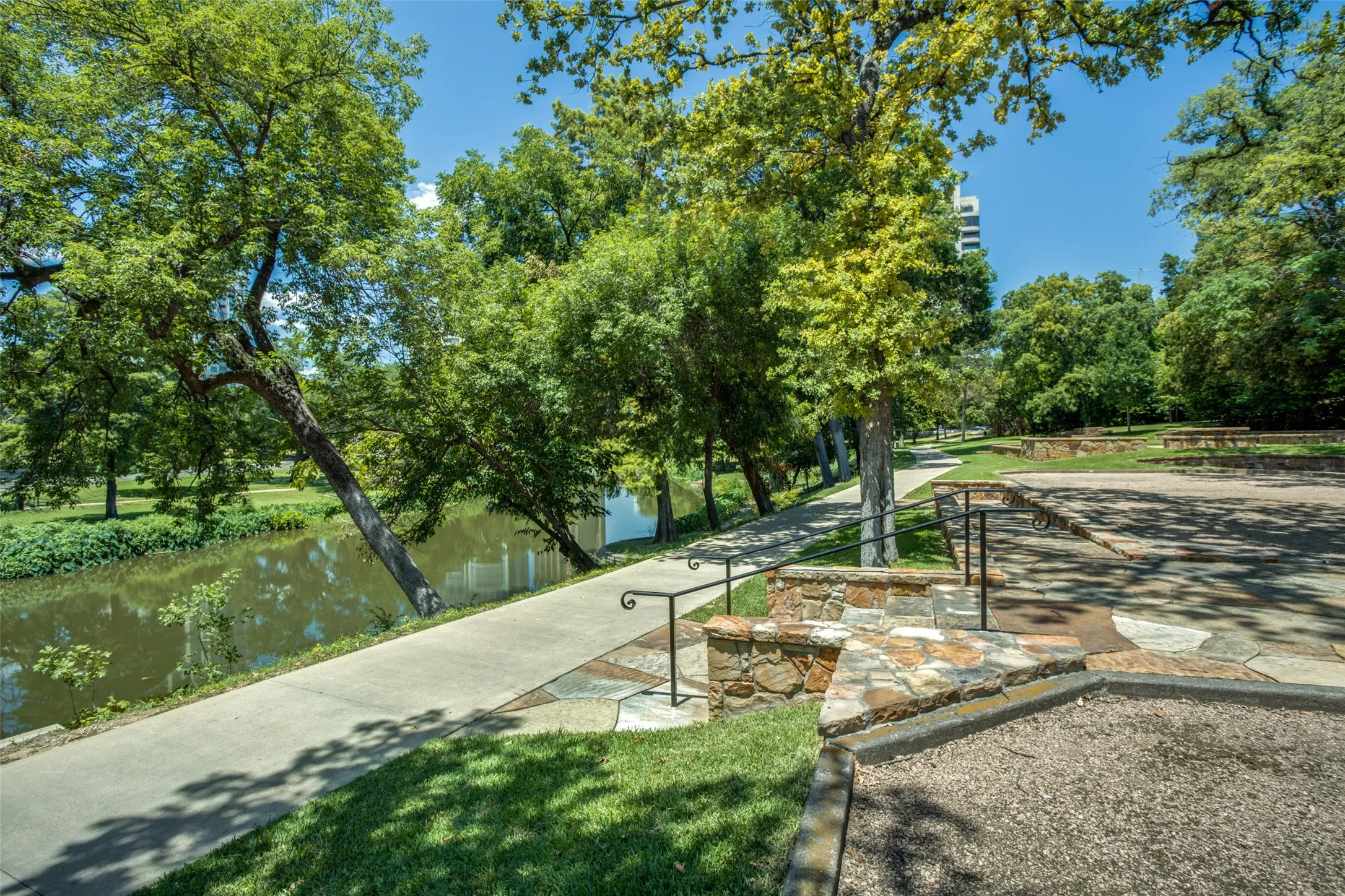 Condominium For Sale in Dallas County , 3225 Turtle Creek Boulevard 318, Dallas, Texas 75219, 1 Bedroom, 1 Bathroom, 2 Garage spaces, 834 Sqft, built in 1998, mls#21374192, Real Estate Agent in Dallas, Homes For Sale in Dallas county, Homes For Sale in Dallas, Realtor in Dallas Texas, Real Estate Brokerage Independent Realty Texas, Luminita Cordes Realtor