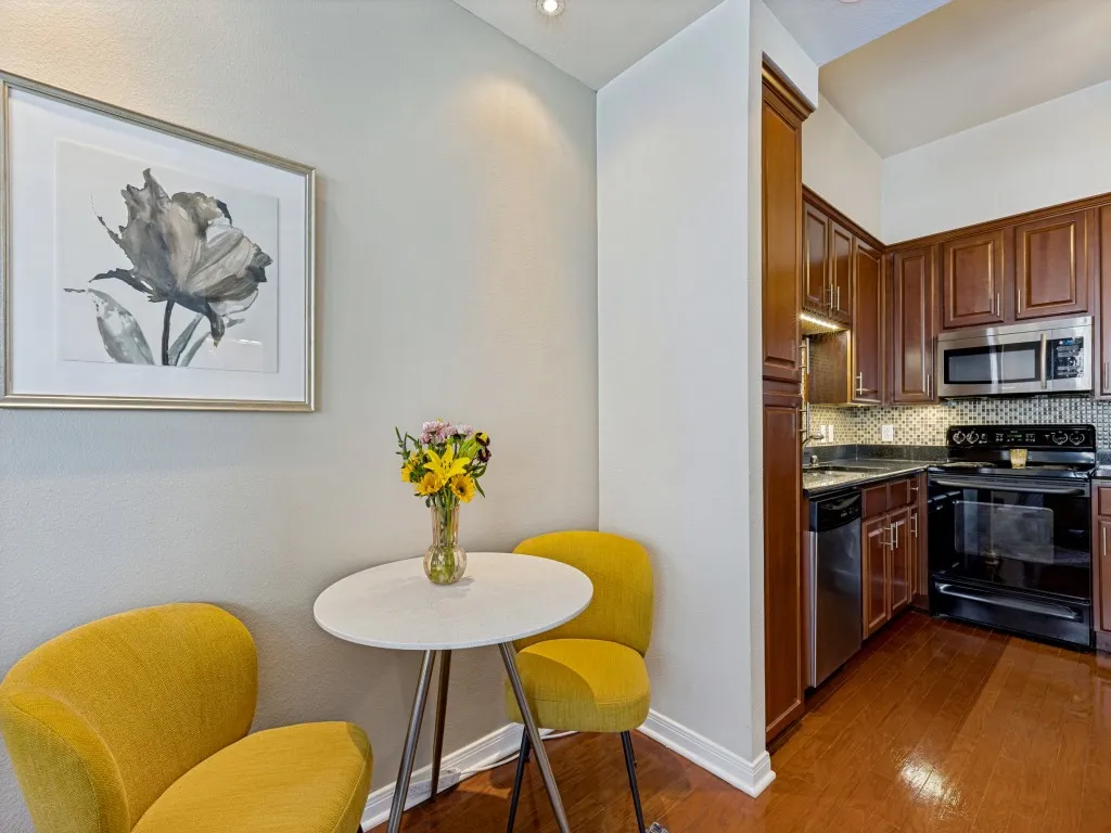 Condominium For Sale in Dallas County , 3225 Turtle Creek Boulevard 318, Dallas, Texas 75219, 1 Bedroom, 1 Bathroom, 2 Garage spaces, 834 Sqft, built in 1998, mls#21374192, Real Estate Agent in Dallas, Homes For Sale in Dallas county, Homes For Sale in Dallas, Realtor in Dallas Texas, Real Estate Brokerage Independent Realty Texas, Luminita Cordes Realtor