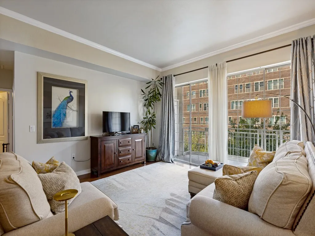 Condominium For Sale in Dallas County , 3225 Turtle Creek Boulevard 318, Dallas, Texas 75219, 1 Bedroom, 1 Bathroom, 2 Garage spaces, 834 Sqft, built in 1998, mls#21374192, Real Estate Agent in Dallas, Homes For Sale in Dallas county, Homes For Sale in Dallas, Realtor in Dallas Texas, Real Estate Brokerage Independent Realty Texas, Luminita Cordes Realtor