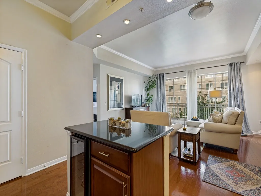 Condominium For Sale in Dallas County , 3225 Turtle Creek Boulevard 318, Dallas, Texas 75219, 1 Bedroom, 1 Bathroom, 2 Garage spaces, 834 Sqft, built in 1998, mls#21374192, Real Estate Agent in Dallas, Homes For Sale in Dallas county, Homes For Sale in Dallas, Realtor in Dallas Texas, Real Estate Brokerage Independent Realty Texas, Luminita Cordes Realtor
