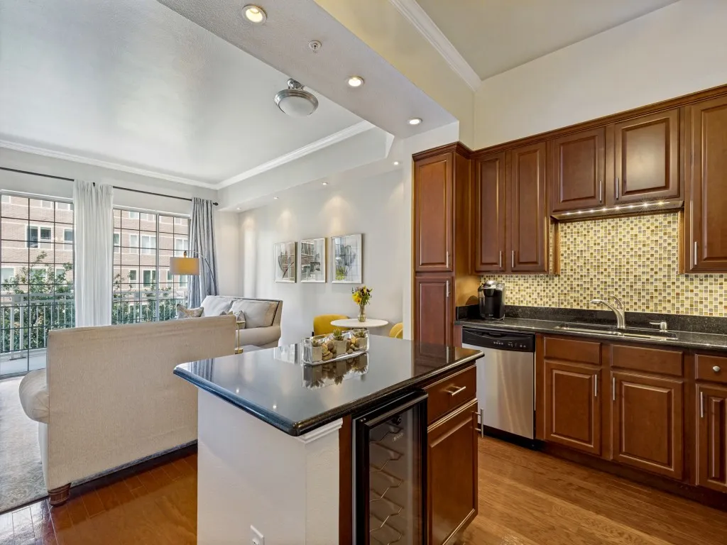 Condominium For Sale in Dallas County , 3225 Turtle Creek Boulevard 318, Dallas, Texas 75219, 1 Bedroom, 1 Bathroom, 2 Garage spaces, 834 Sqft, built in 1998, mls#21374192, Real Estate Agent in Dallas, Homes For Sale in Dallas county, Homes For Sale in Dallas, Realtor in Dallas Texas, Real Estate Brokerage Independent Realty Texas, Luminita Cordes Realtor