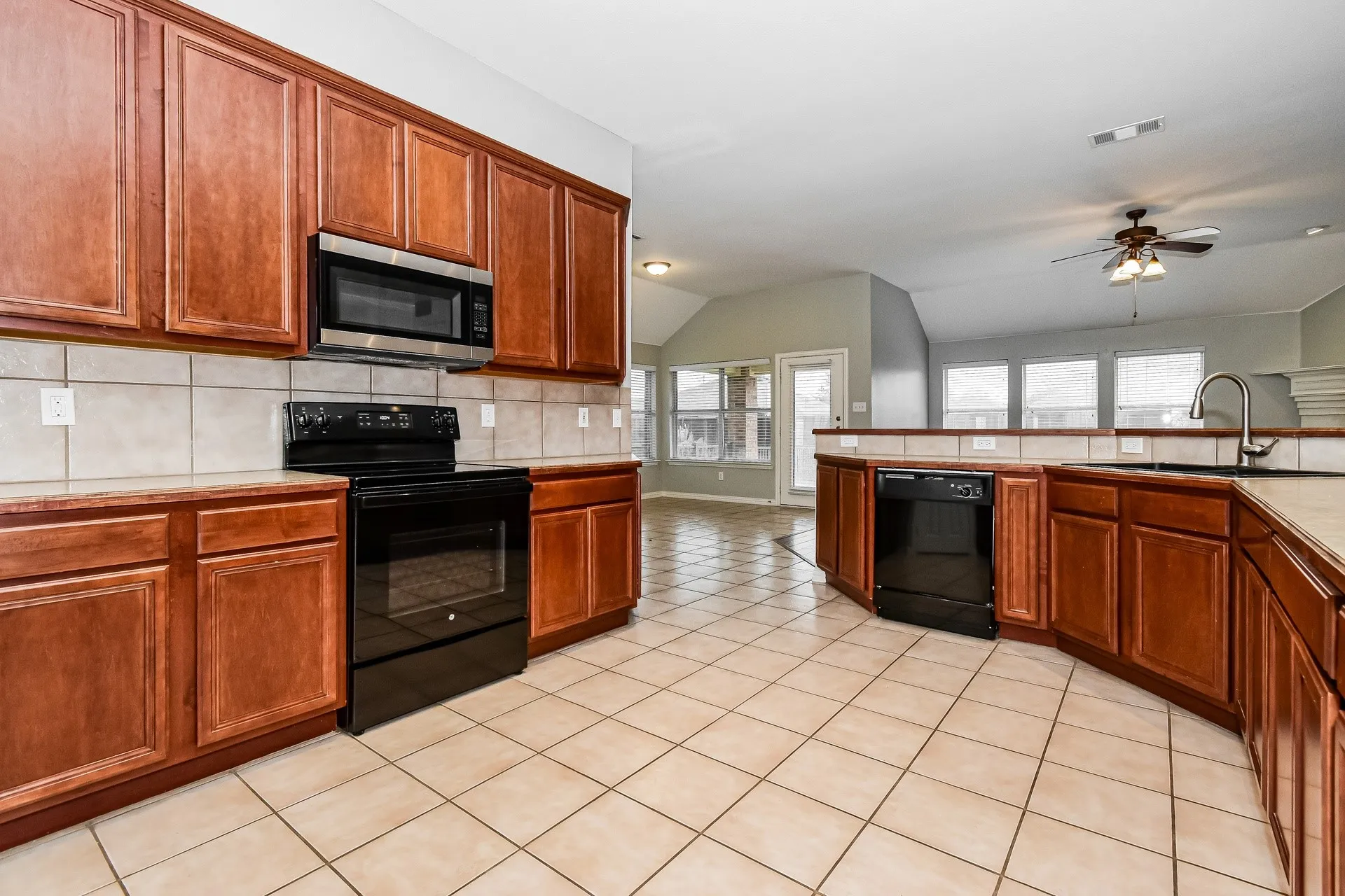 Single Family Residence For Rent in Collin County , 1204 Lost Valley Drive, Royse City, Texas 75189, 3 Bedroom, 3 Bathroom, 1 Garage spaces, 2,256 Sqft, built in 2006, mls#21374275, Real Estate Agent in Royse City, Homes For Rent in Collin county, Homes For Rent in Royse City, Realtor in Royse City Texas, Real Estate Brokerage Independent Realty Texas, Luminita Cordes Realtor