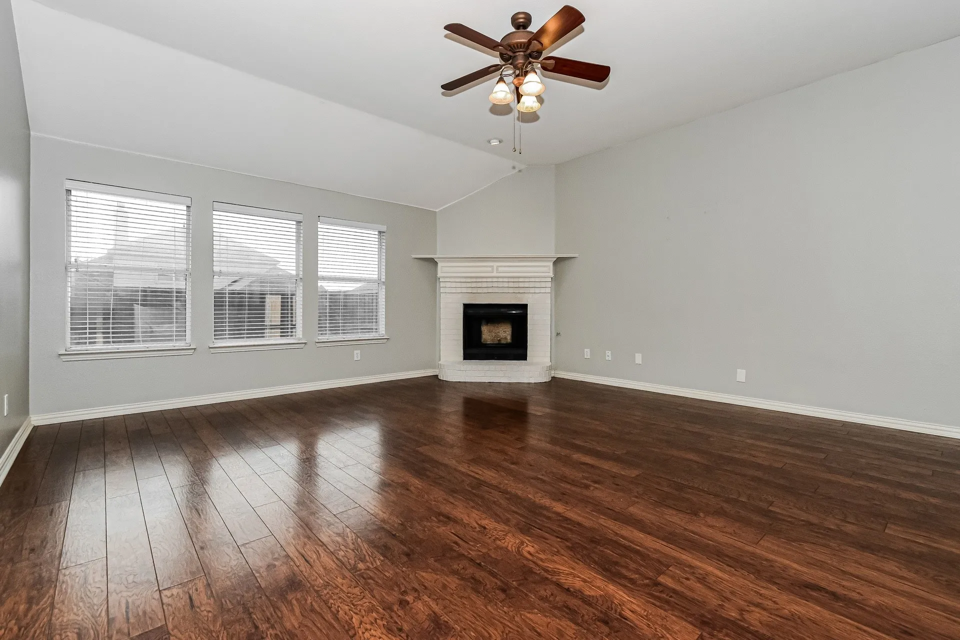 Single Family Residence For Rent in Collin County , 1204 Lost Valley Drive, Royse City, Texas 75189, 3 Bedroom, 3 Bathroom, 1 Garage spaces, 2,256 Sqft, built in 2006, mls#21374275, Real Estate Agent in Royse City, Homes For Rent in Collin county, Homes For Rent in Royse City, Realtor in Royse City Texas, Real Estate Brokerage Independent Realty Texas, Luminita Cordes Realtor