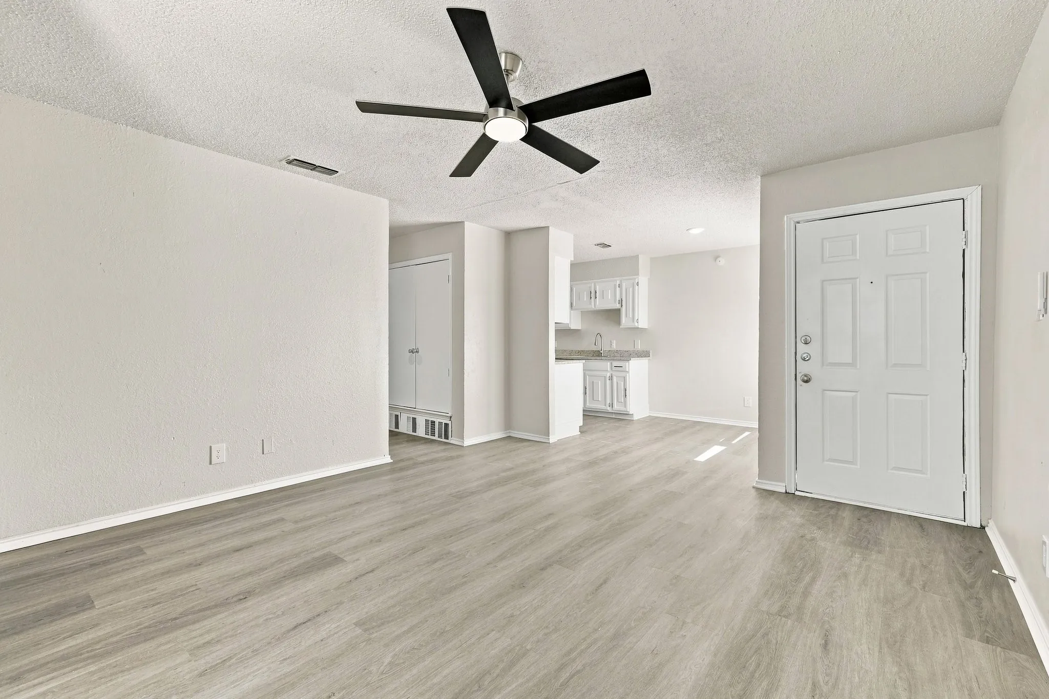 Quadruplex For Rent in Tarrant County , 8133 Foxfire Lane C, White Settlement, Texas 76108, 3 Bedroom, 2 Bathroom, Garage spaces, 1,030 Sqft, built in 1985, mls#21374287, Real Estate Agent in White Settlement, Homes For Rent in Tarrant county, Homes For Rent in White Settlement, Realtor in White Settlement Texas, Real Estate Brokerage Independent Realty Texas, Luminita Cordes Realtor