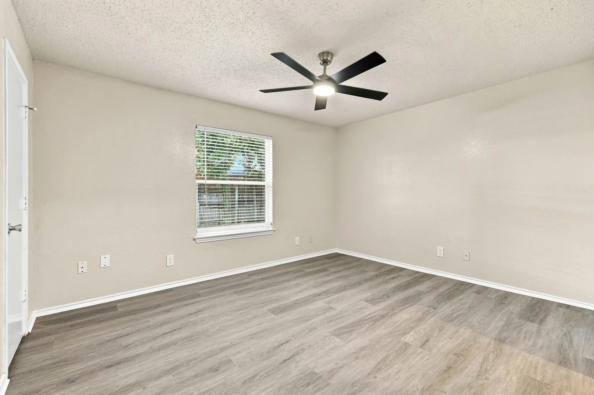 Quadruplex For Rent in Tarrant County , 8133 Foxfire Lane C, White Settlement, Texas 76108, 3 Bedroom, 2 Bathroom, Garage spaces, 1,030 Sqft, built in 1985, mls#21374287, Real Estate Agent in White Settlement, Homes For Rent in Tarrant county, Homes For Rent in White Settlement, Realtor in White Settlement Texas, Real Estate Brokerage Independent Realty Texas, Luminita Cordes Realtor