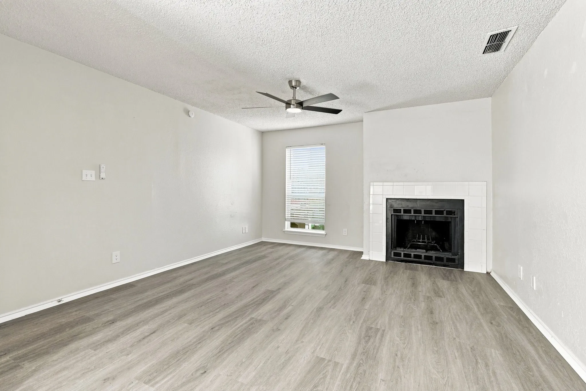 Quadruplex For Rent in Tarrant County , 8133 Foxfire Lane C, White Settlement, Texas 76108, 3 Bedroom, 2 Bathroom, Garage spaces, 1,030 Sqft, built in 1985, mls#21374287, Real Estate Agent in White Settlement, Homes For Rent in Tarrant county, Homes For Rent in White Settlement, Realtor in White Settlement Texas, Real Estate Brokerage Independent Realty Texas, Luminita Cordes Realtor