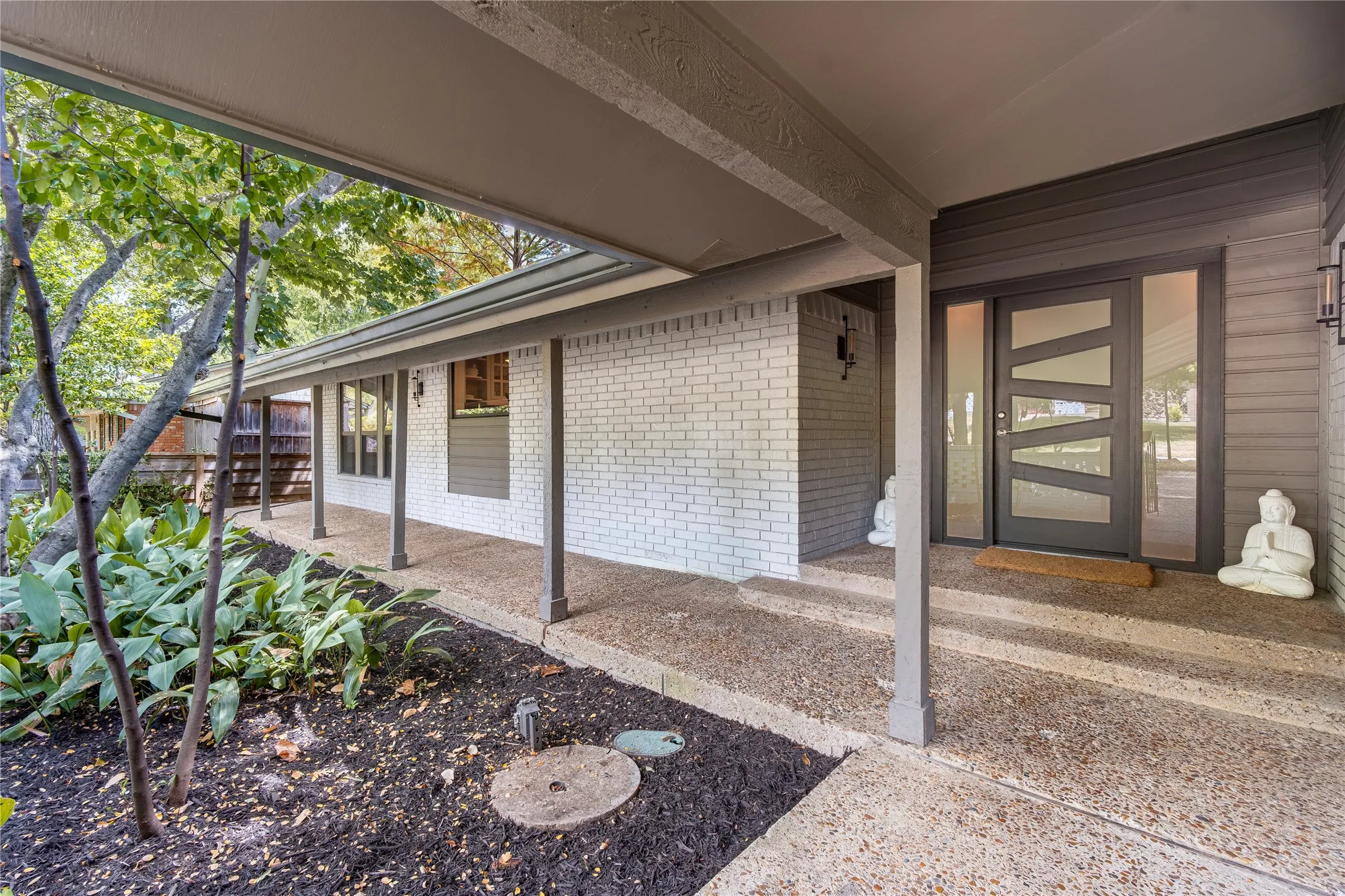 Single Family Residence For Sale in Dallas County , 8242 San Cristobal Drive, Dallas, Texas 75218, 4 Bedroom, 4 Bathroom, 2 Garage spaces, 2,768 Sqft, built in 1969, mls#21374292, Real Estate Agent in Dallas, Homes For Sale in Dallas county, Homes For Sale in Dallas, Realtor in Dallas Texas, Real Estate Brokerage Independent Realty Texas, Luminita Cordes Realtor