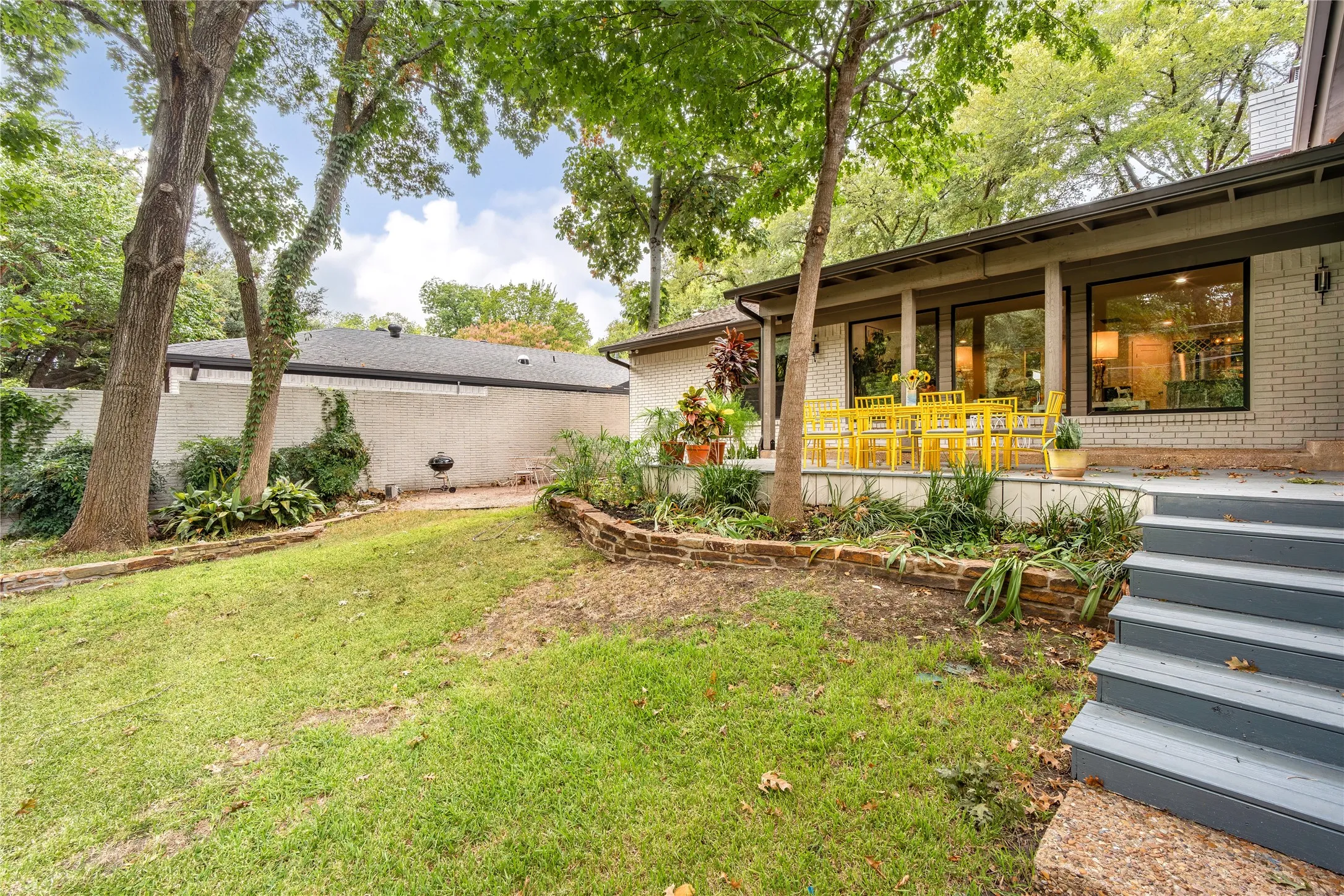 Single Family Residence For Sale in Dallas County , 8242 San Cristobal Drive, Dallas, Texas 75218, 4 Bedroom, 4 Bathroom, 2 Garage spaces, 2,768 Sqft, built in 1969, mls#21374292, Real Estate Agent in Dallas, Homes For Sale in Dallas county, Homes For Sale in Dallas, Realtor in Dallas Texas, Real Estate Brokerage Independent Realty Texas, Luminita Cordes Realtor