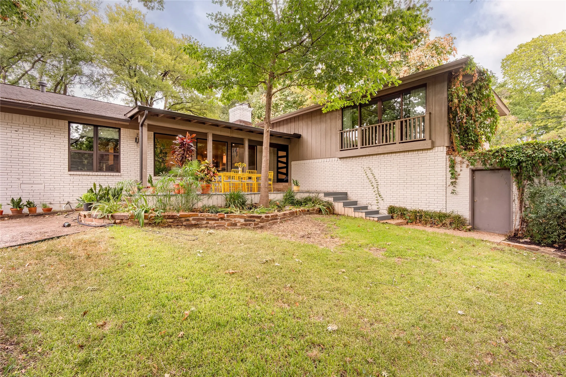 Single Family Residence For Sale in Dallas County , 8242 San Cristobal Drive, Dallas, Texas 75218, 4 Bedroom, 4 Bathroom, 2 Garage spaces, 2,768 Sqft, built in 1969, mls#21374292, Real Estate Agent in Dallas, Homes For Sale in Dallas county, Homes For Sale in Dallas, Realtor in Dallas Texas, Real Estate Brokerage Independent Realty Texas, Luminita Cordes Realtor