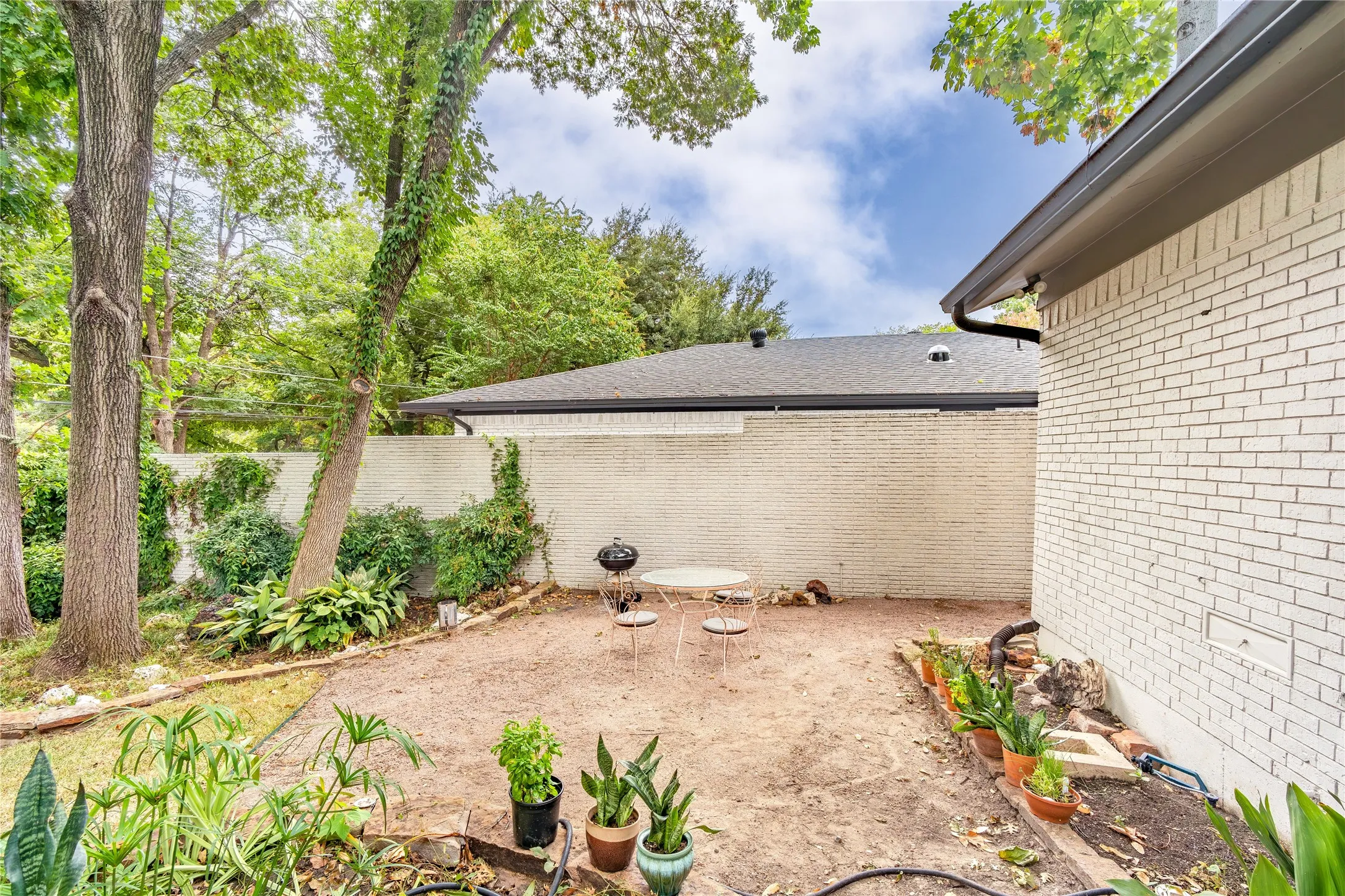 Single Family Residence For Sale in Dallas County , 8242 San Cristobal Drive, Dallas, Texas 75218, 4 Bedroom, 4 Bathroom, 2 Garage spaces, 2,768 Sqft, built in 1969, mls#21374292, Real Estate Agent in Dallas, Homes For Sale in Dallas county, Homes For Sale in Dallas, Realtor in Dallas Texas, Real Estate Brokerage Independent Realty Texas, Luminita Cordes Realtor