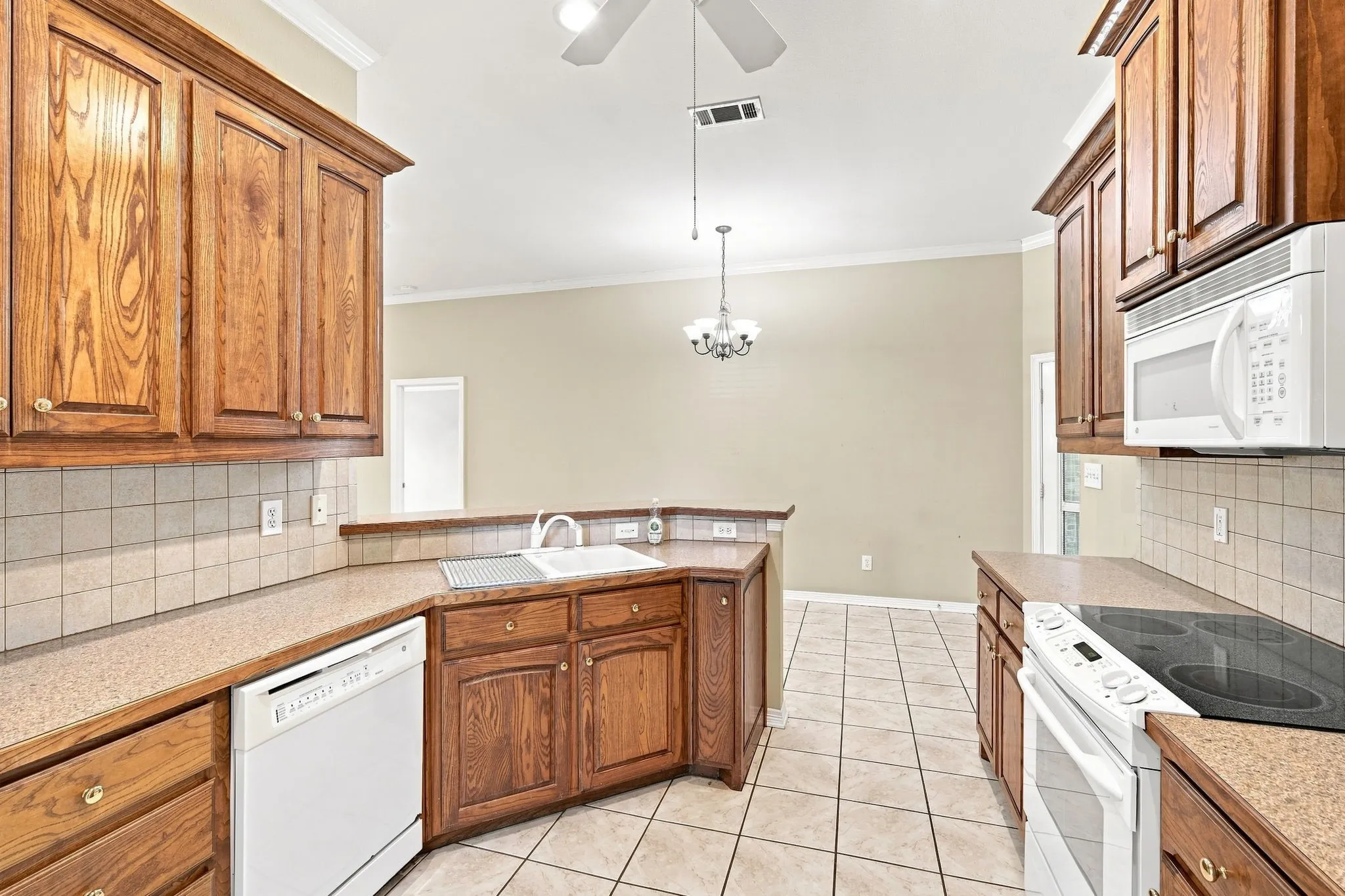 Single Family Residence For Sale in Dallas County , 925 Cresthill Drive 37B, Cedar Hill, Texas 75104, 2 Bedroom, 2 Bathroom, 2 Garage spaces, 1,239 Sqft, built in 2004, mls#21358719, Real Estate Agent in Cedar Hill, Homes For Sale in Dallas county, Homes For Sale in Cedar Hill, Realtor in Cedar Hill Texas, Real Estate Brokerage Independent Realty Texas, Luminita Cordes Realtor