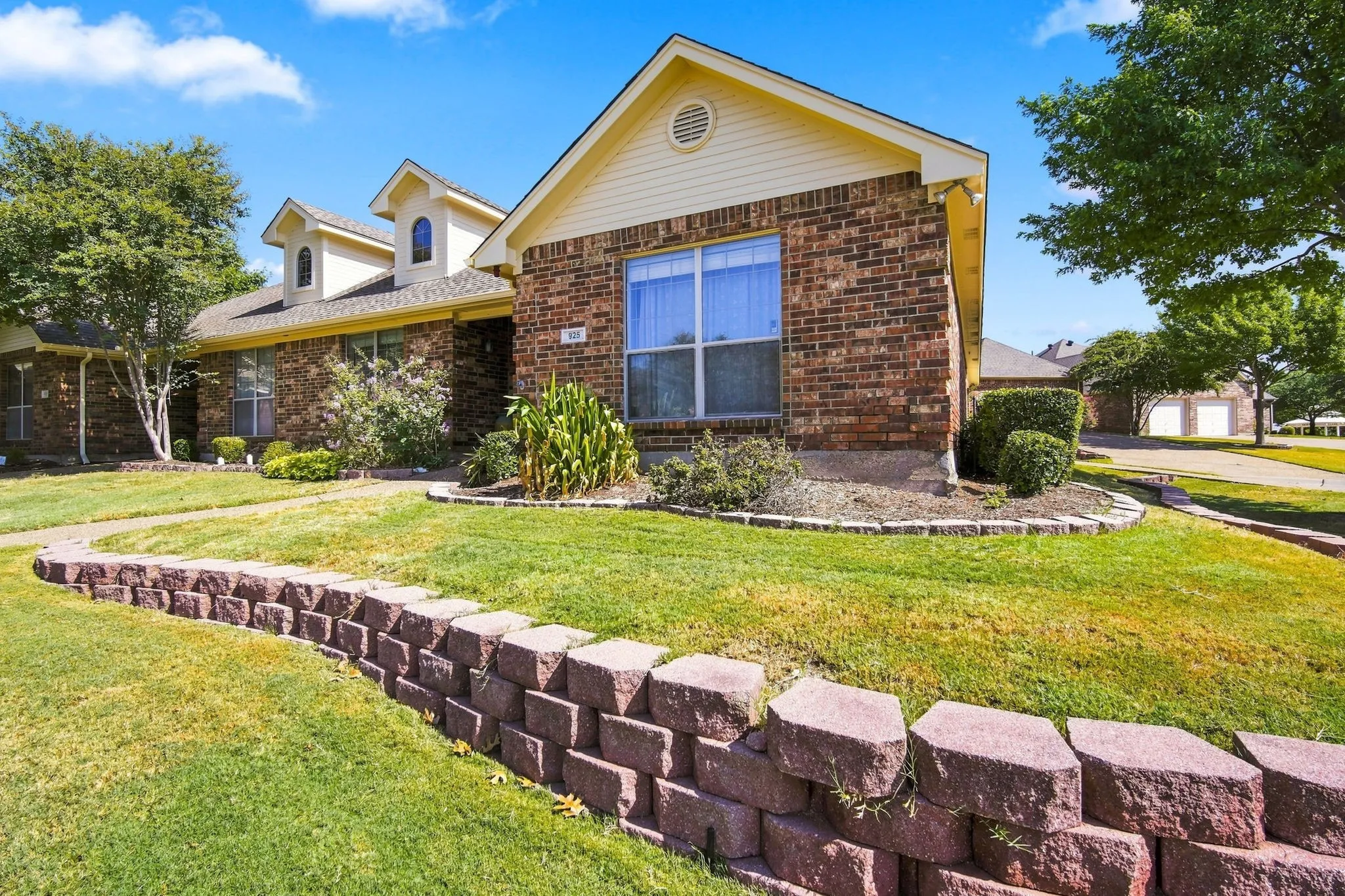 Single Family Residence For Sale in Dallas County , 925 Cresthill Drive 37B, Cedar Hill, Texas 75104, 2 Bedroom, 2 Bathroom, 2 Garage spaces, 1,239 Sqft, built in 2004, mls#21358719, Real Estate Agent in Cedar Hill, Homes For Sale in Dallas county, Homes For Sale in Cedar Hill, Realtor in Cedar Hill Texas, Real Estate Brokerage Independent Realty Texas, Luminita Cordes Realtor