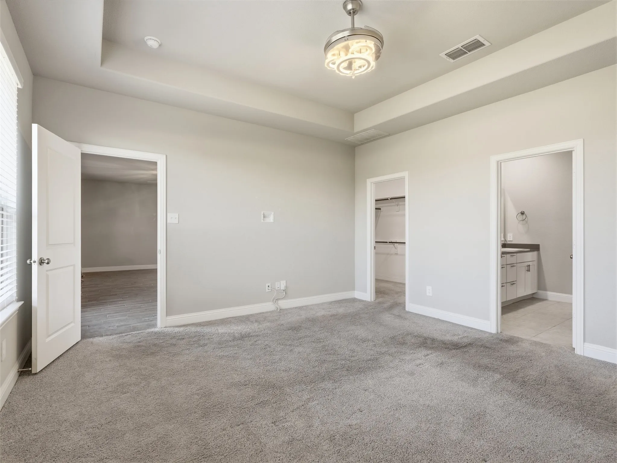 Tray ceiling with a decorative ceiling fixture