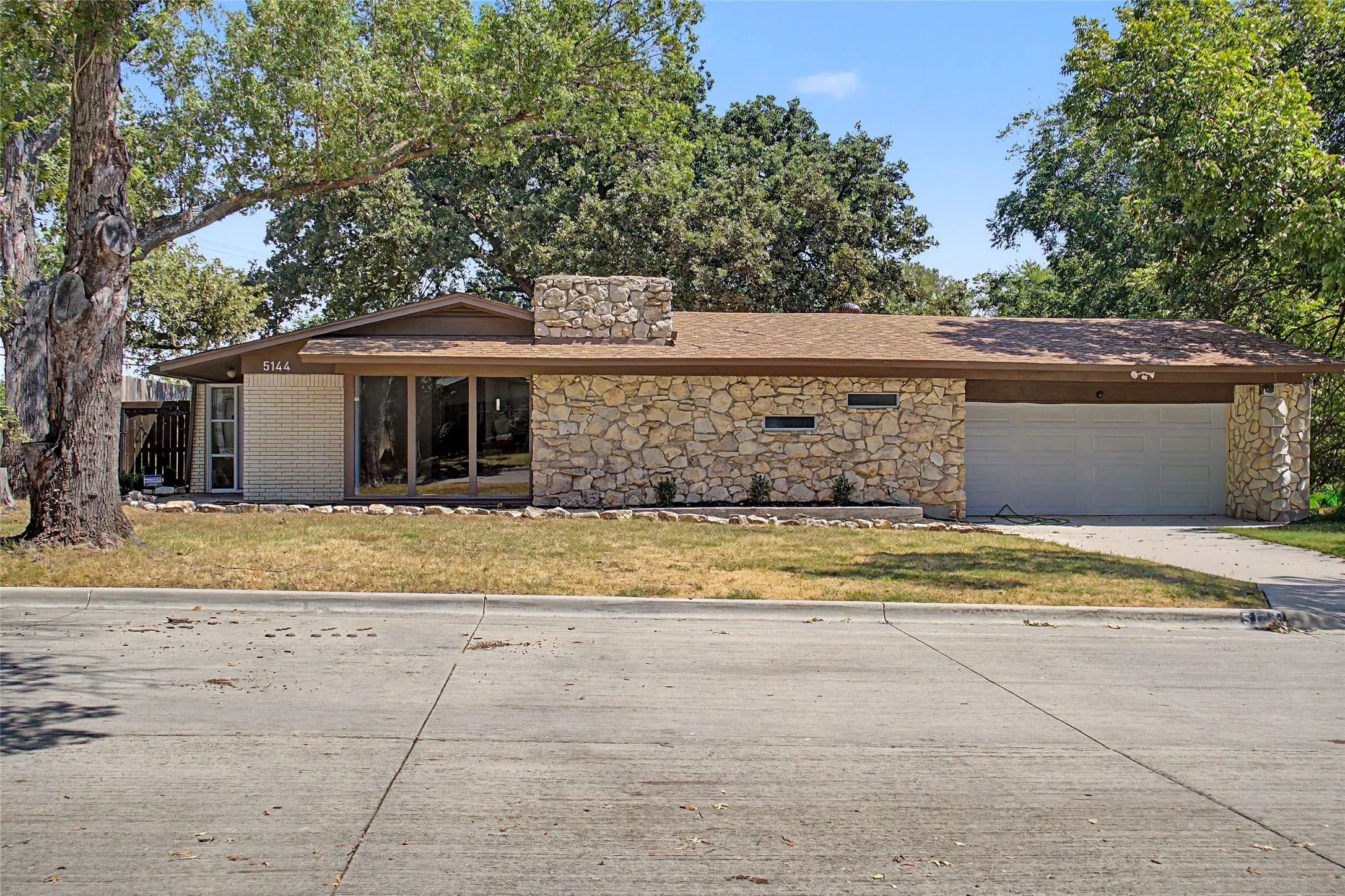 Single Family Residence For Sale in Tarrant County , 5144 Jennings Drive, North Richland Hills, Texas 76180, 4 Bedroom, 2 Bathroom, 2 Garage spaces, 2,052 Sqft, built in 1963, mls#21373942, Real Estate Agent in North Richland Hills, Homes For Sale in Tarrant county, Homes For Sale in North Richland Hills, Realtor in North Richland Hills Texas, Real Estate Brokerage Independent Realty Texas, Luminita Cordes Realtor