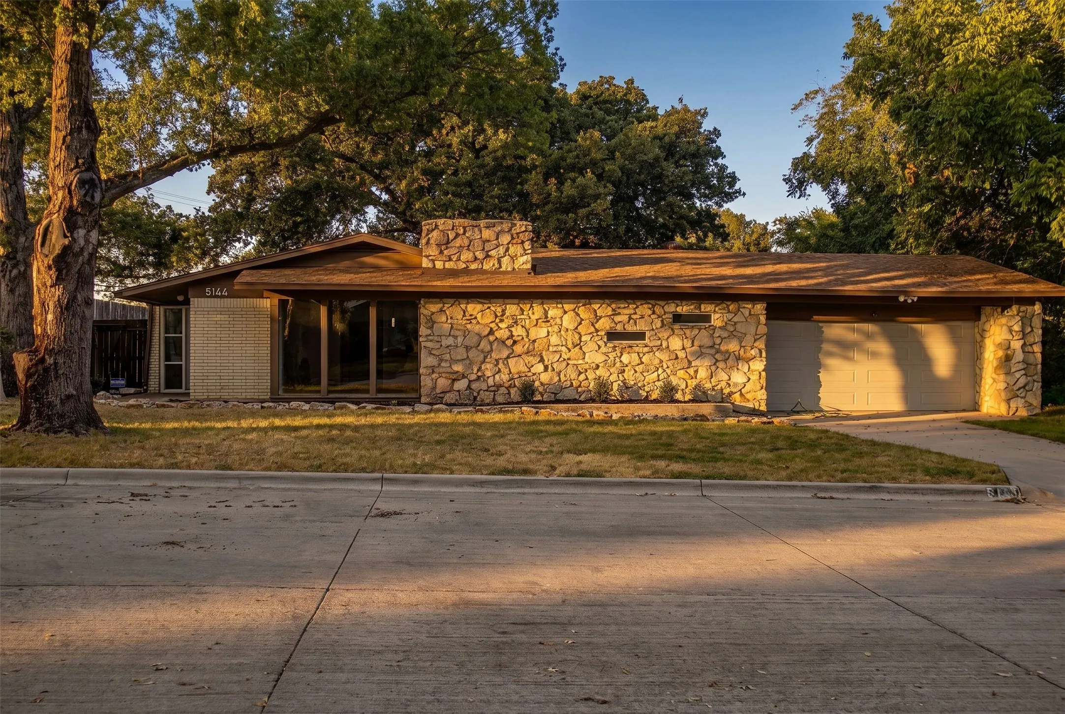 Single Family Residence For Sale in Tarrant County , 5144 Jennings Drive, North Richland Hills, Texas 76180, 4 Bedroom, 2 Bathroom, 2 Garage spaces, 2,052 Sqft, built in 1963, mls#21373942, Real Estate Agent in North Richland Hills, Homes For Sale in Tarrant county, Homes For Sale in North Richland Hills, Realtor in North Richland Hills Texas, Real Estate Brokerage Independent Realty Texas, Luminita Cordes Realtor