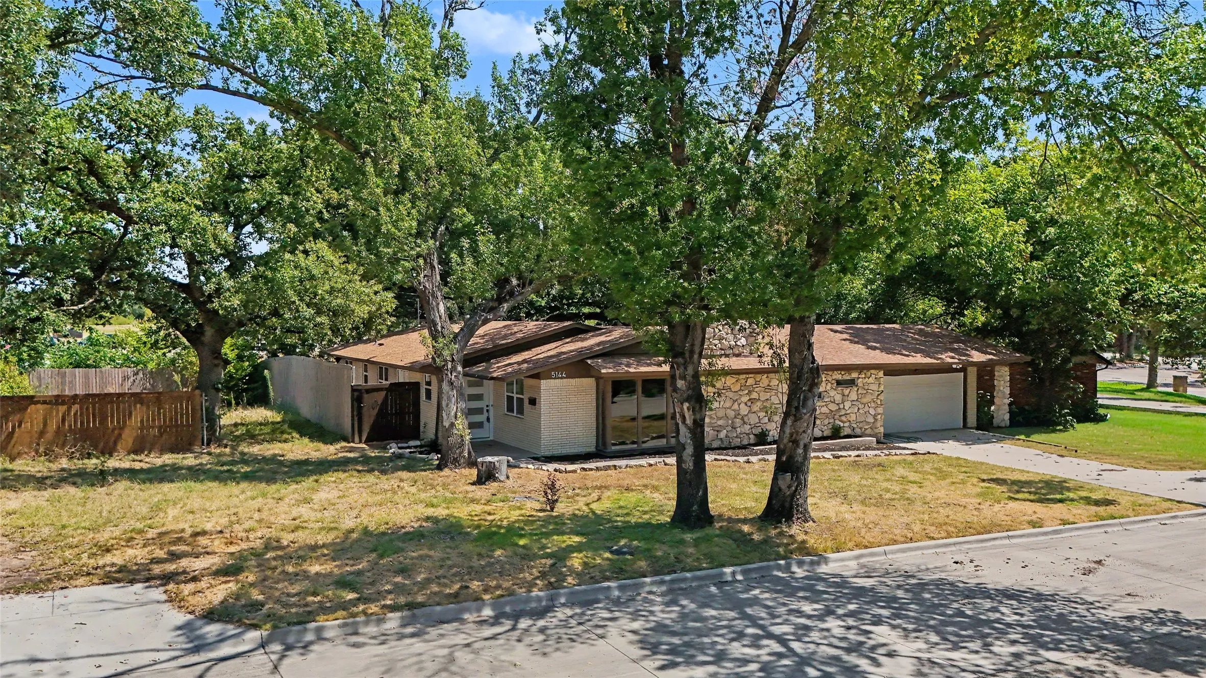Single Family Residence For Sale in Tarrant County , 5144 Jennings Drive, North Richland Hills, Texas 76180, 4 Bedroom, 2 Bathroom, 2 Garage spaces, 2,052 Sqft, built in 1963, mls#21373942, Real Estate Agent in North Richland Hills, Homes For Sale in Tarrant county, Homes For Sale in North Richland Hills, Realtor in North Richland Hills Texas, Real Estate Brokerage Independent Realty Texas, Luminita Cordes Realtor