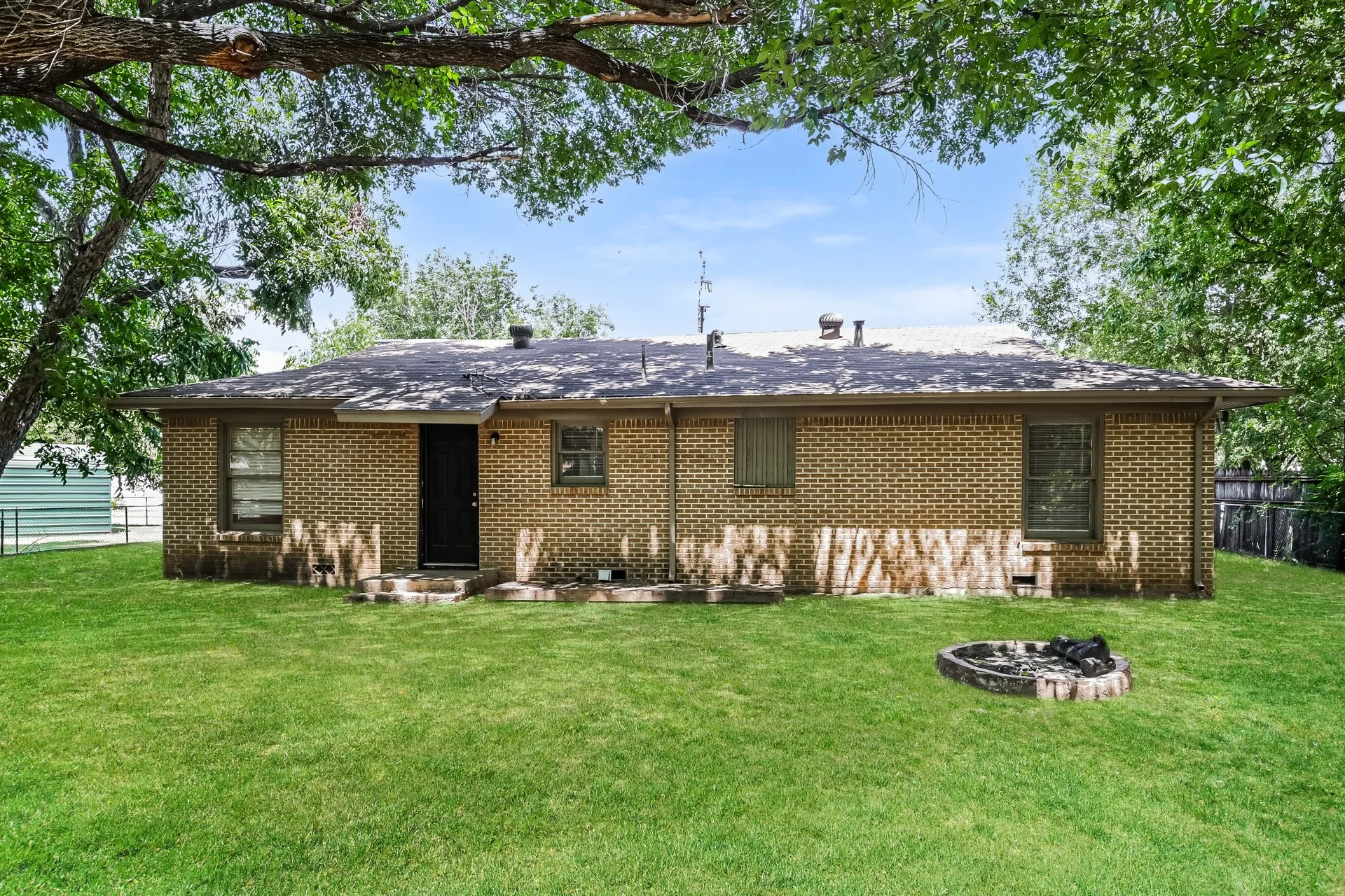 Single Family Residence For Rent in Johnson County , 607 Dixon Street, Cleburne, Texas 76033, 3 Bedroom, 1 Bathroom, Garage spaces, 1,440 Sqft, built in 1970, mls#21374305, Real Estate Agent in Cleburne, Homes For Rent in Johnson county, Homes For Rent in Cleburne, Realtor in Cleburne Texas, Real Estate Brokerage Independent Realty Texas, Luminita Cordes Realtor