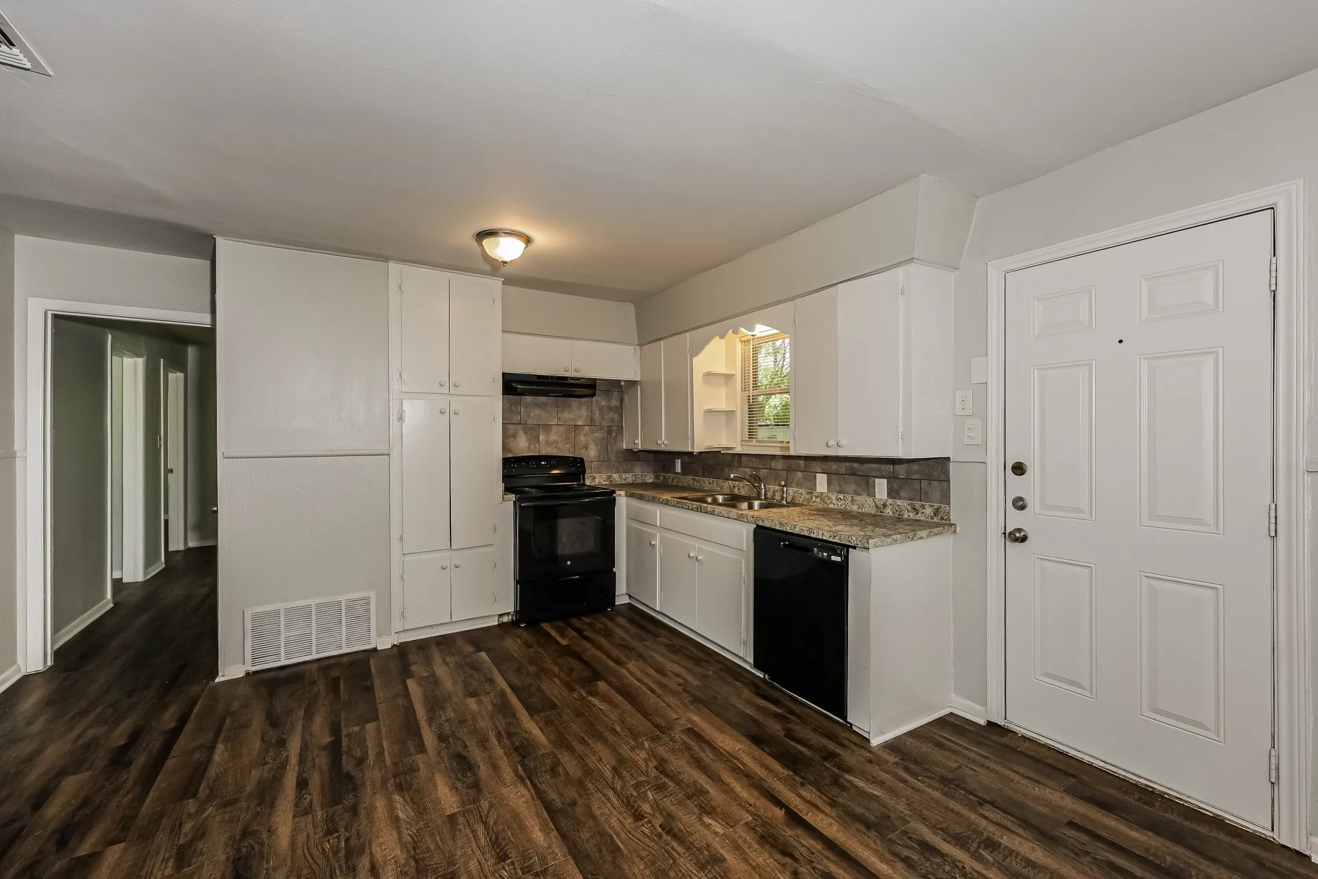 Single Family Residence For Rent in Johnson County , 607 Dixon Street, Cleburne, Texas 76033, 3 Bedroom, 1 Bathroom, Garage spaces, 1,440 Sqft, built in 1970, mls#21374305, Real Estate Agent in Cleburne, Homes For Rent in Johnson county, Homes For Rent in Cleburne, Realtor in Cleburne Texas, Real Estate Brokerage Independent Realty Texas, Luminita Cordes Realtor