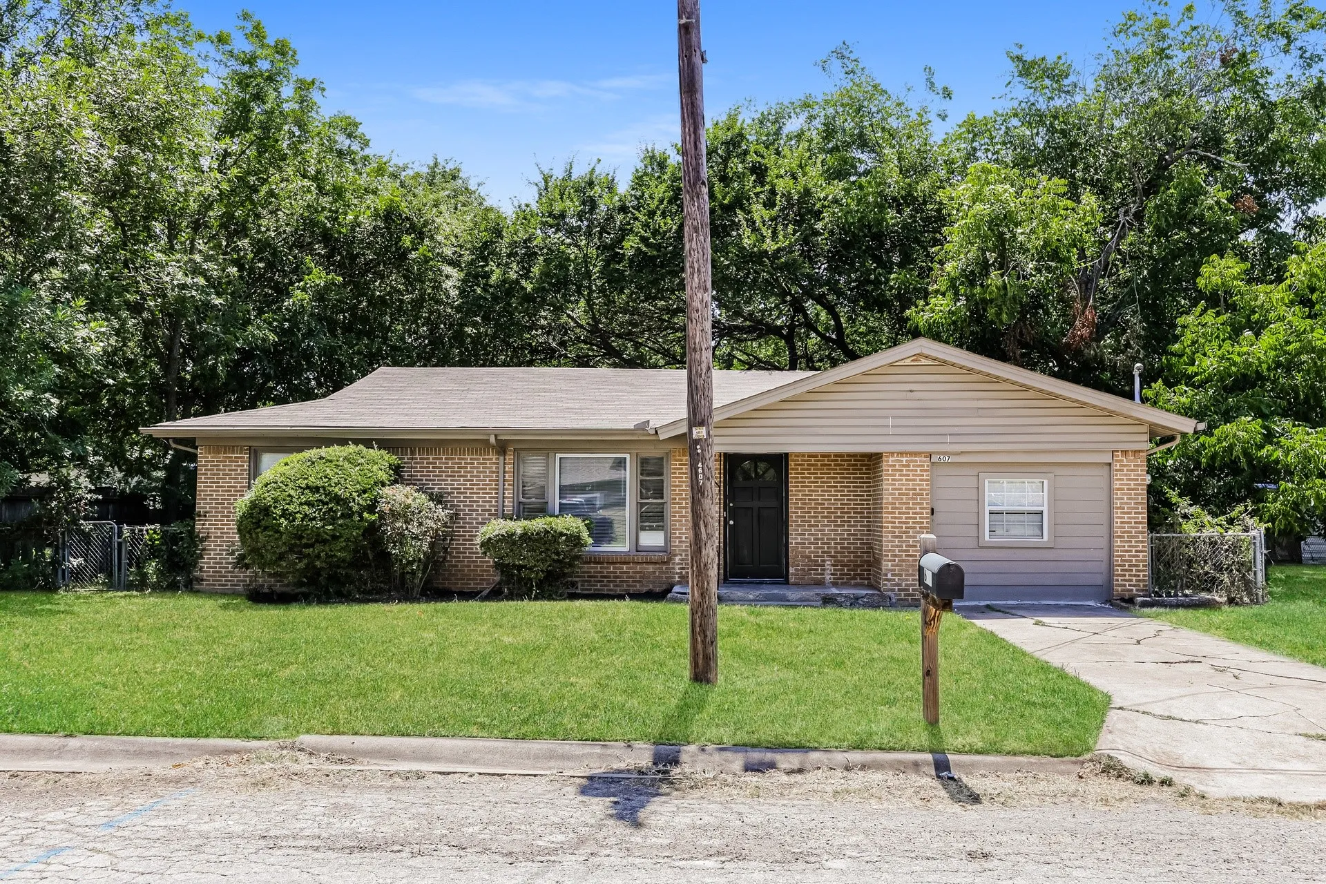 Single Family Residence For Rent in Johnson County , 607 Dixon Street, Cleburne, Texas 76033, 3 Bedroom, 1 Bathroom, Garage spaces, 1,440 Sqft, built in 1970, mls#21374305, Real Estate Agent in Cleburne, Homes For Rent in Johnson county, Homes For Rent in Cleburne, Realtor in Cleburne Texas, Real Estate Brokerage Independent Realty Texas, Luminita Cordes Realtor