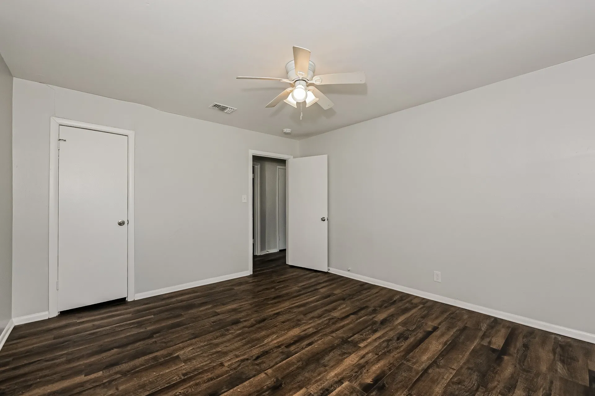 Single Family Residence For Rent in Johnson County , 607 Dixon Street, Cleburne, Texas 76033, 3 Bedroom, 1 Bathroom, Garage spaces, 1,440 Sqft, built in 1970, mls#21374305, Real Estate Agent in Cleburne, Homes For Rent in Johnson county, Homes For Rent in Cleburne, Realtor in Cleburne Texas, Real Estate Brokerage Independent Realty Texas, Luminita Cordes Realtor