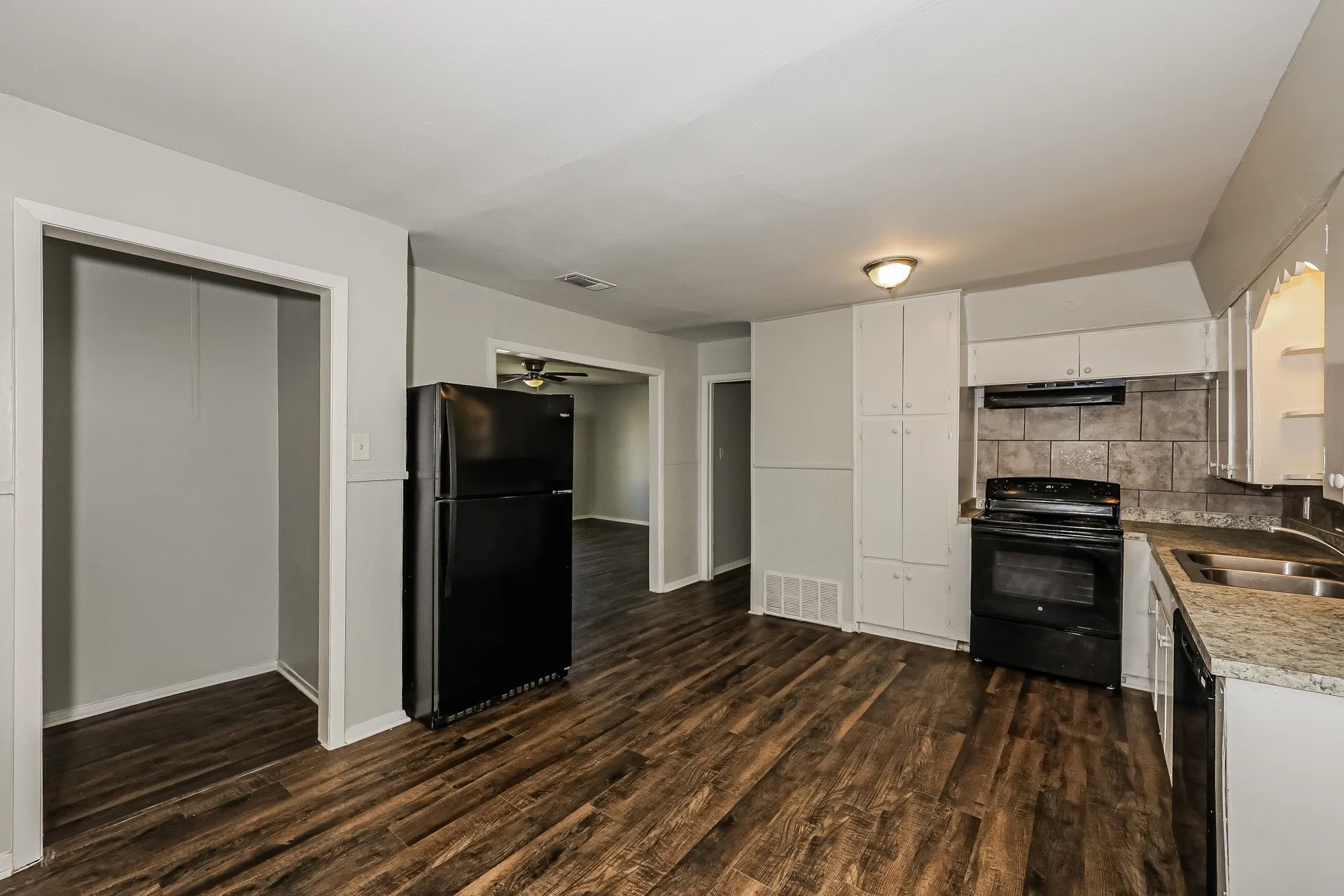 Single Family Residence For Rent in Johnson County , 607 Dixon Street, Cleburne, Texas 76033, 3 Bedroom, 1 Bathroom, Garage spaces, 1,440 Sqft, built in 1970, mls#21374305, Real Estate Agent in Cleburne, Homes For Rent in Johnson county, Homes For Rent in Cleburne, Realtor in Cleburne Texas, Real Estate Brokerage Independent Realty Texas, Luminita Cordes Realtor
