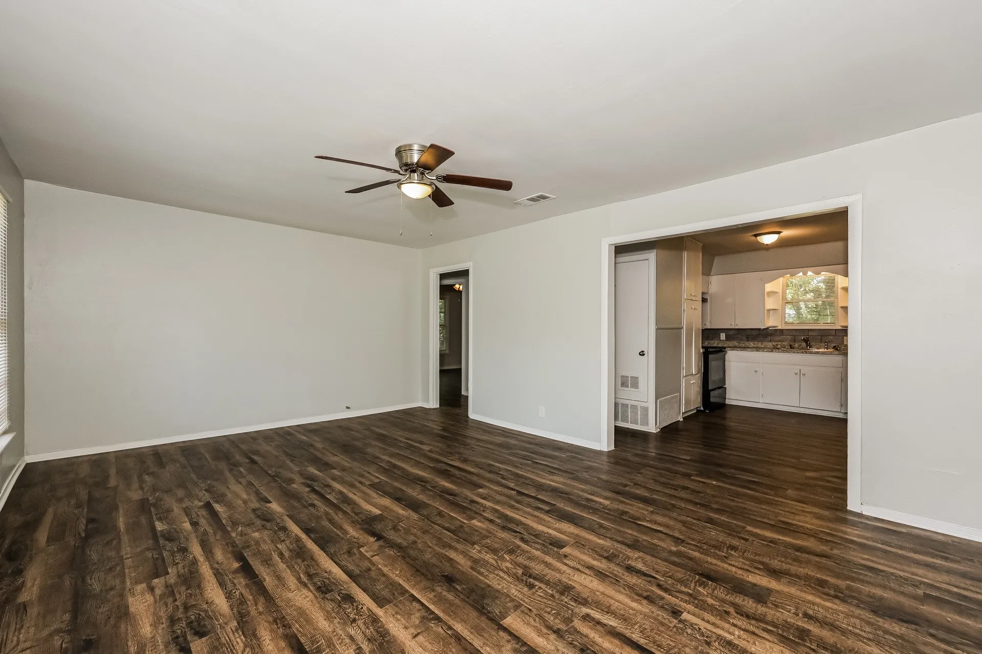 Single Family Residence For Rent in Johnson County , 607 Dixon Street, Cleburne, Texas 76033, 3 Bedroom, 1 Bathroom, Garage spaces, 1,440 Sqft, built in 1970, mls#21374305, Real Estate Agent in Cleburne, Homes For Rent in Johnson county, Homes For Rent in Cleburne, Realtor in Cleburne Texas, Real Estate Brokerage Independent Realty Texas, Luminita Cordes Realtor