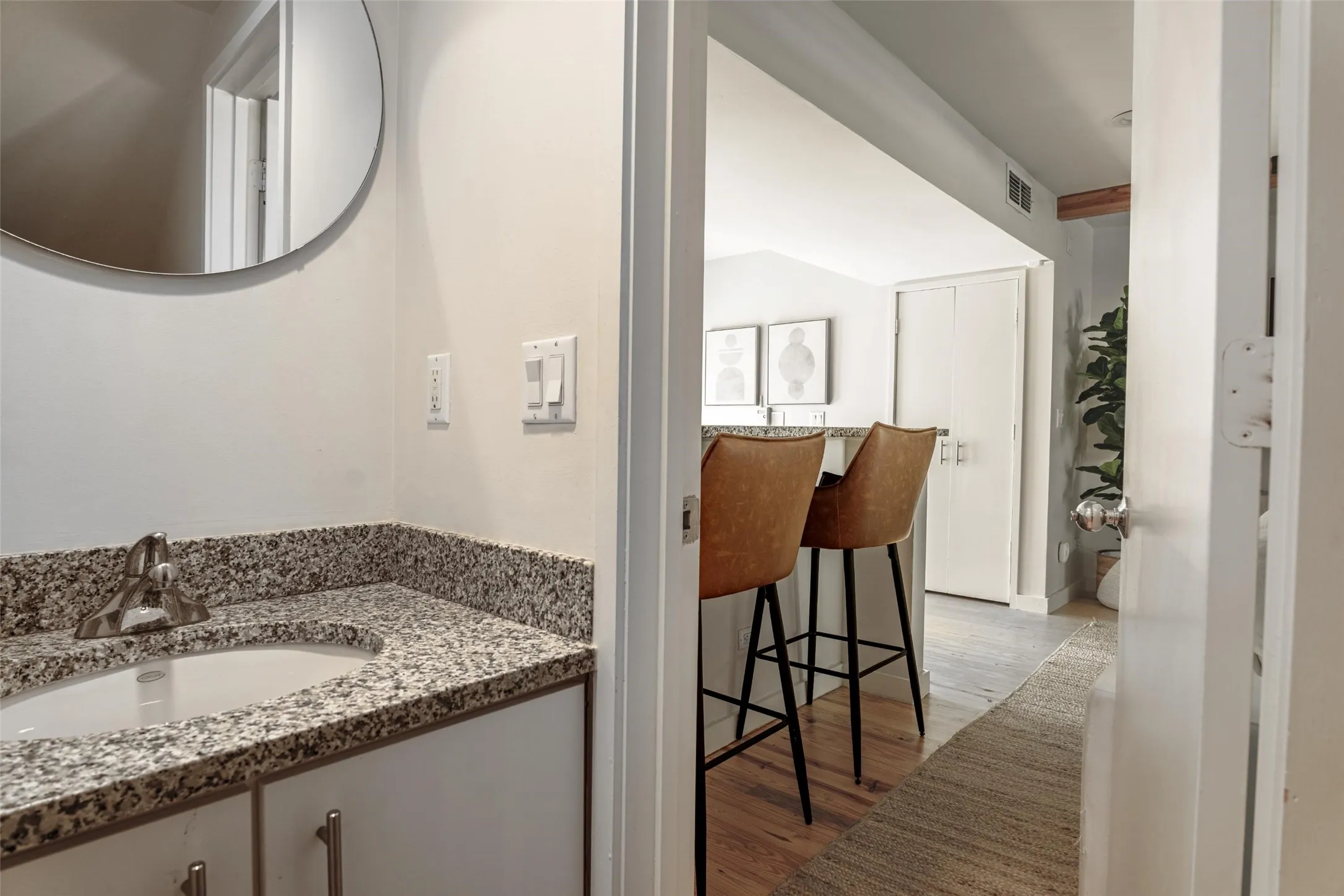 Condominium For Sale in Dallas County , 4231 Travis Street 1, Dallas, Texas 75205, 1 Bedroom, 2 Bathroom, Garage spaces, 1,113 Sqft, built in 1994, mls#21372160, Real Estate Agent in Dallas, Homes For Sale in Dallas county, Homes For Sale in Dallas, Realtor in Dallas Texas, Real Estate Brokerage Independent Realty Texas, Luminita Cordes Realtor