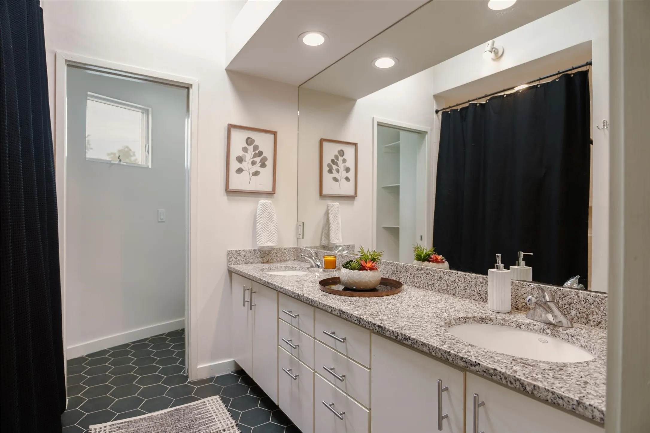 Condominium For Sale in Dallas County , 4231 Travis Street 1, Dallas, Texas 75205, 1 Bedroom, 2 Bathroom, Garage spaces, 1,113 Sqft, built in 1994, mls#21372160, Real Estate Agent in Dallas, Homes For Sale in Dallas county, Homes For Sale in Dallas, Realtor in Dallas Texas, Real Estate Brokerage Independent Realty Texas, Luminita Cordes Realtor