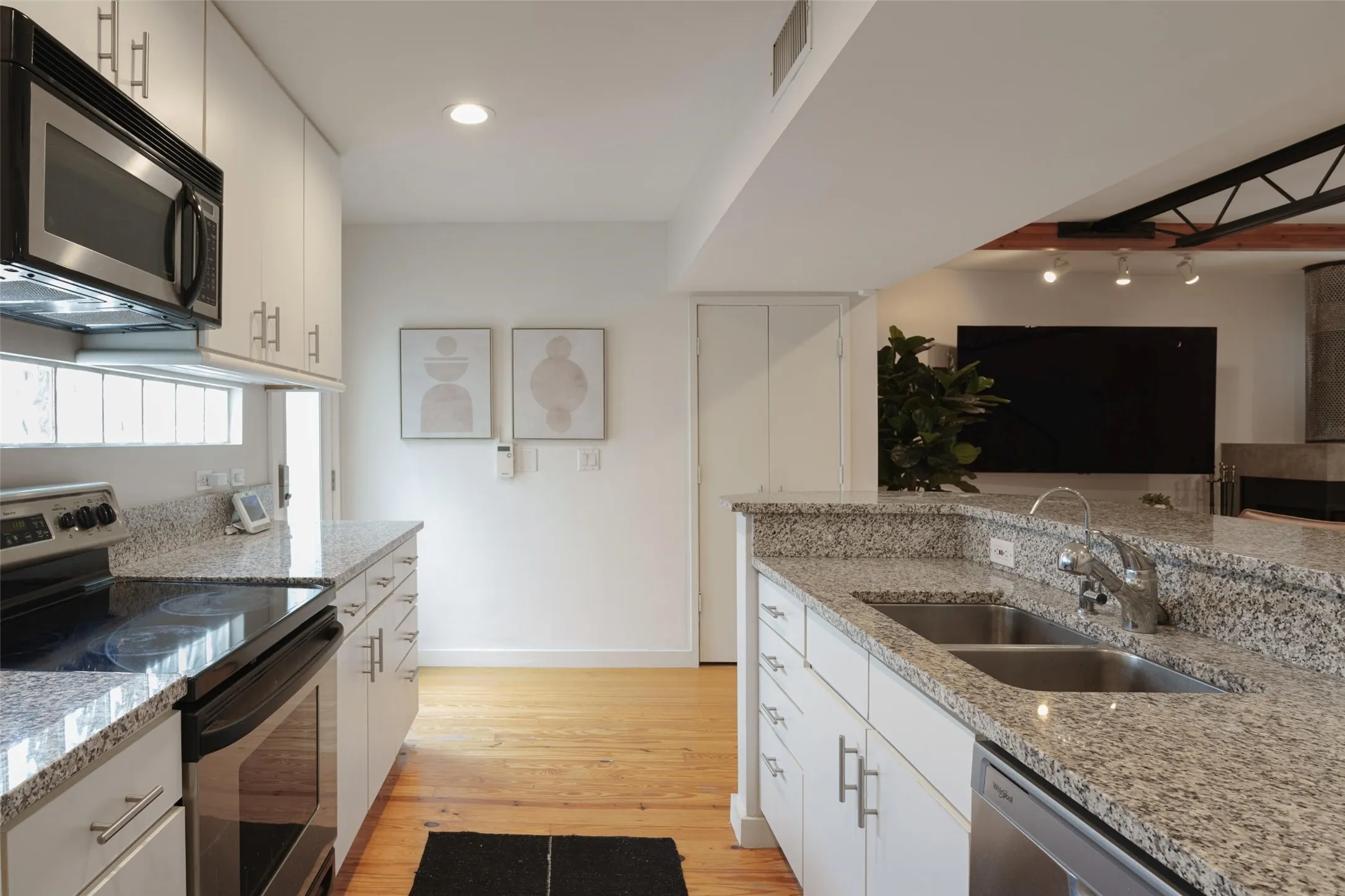 Condominium For Sale in Dallas County , 4231 Travis Street 1, Dallas, Texas 75205, 1 Bedroom, 2 Bathroom, Garage spaces, 1,113 Sqft, built in 1994, mls#21372160, Real Estate Agent in Dallas, Homes For Sale in Dallas county, Homes For Sale in Dallas, Realtor in Dallas Texas, Real Estate Brokerage Independent Realty Texas, Luminita Cordes Realtor